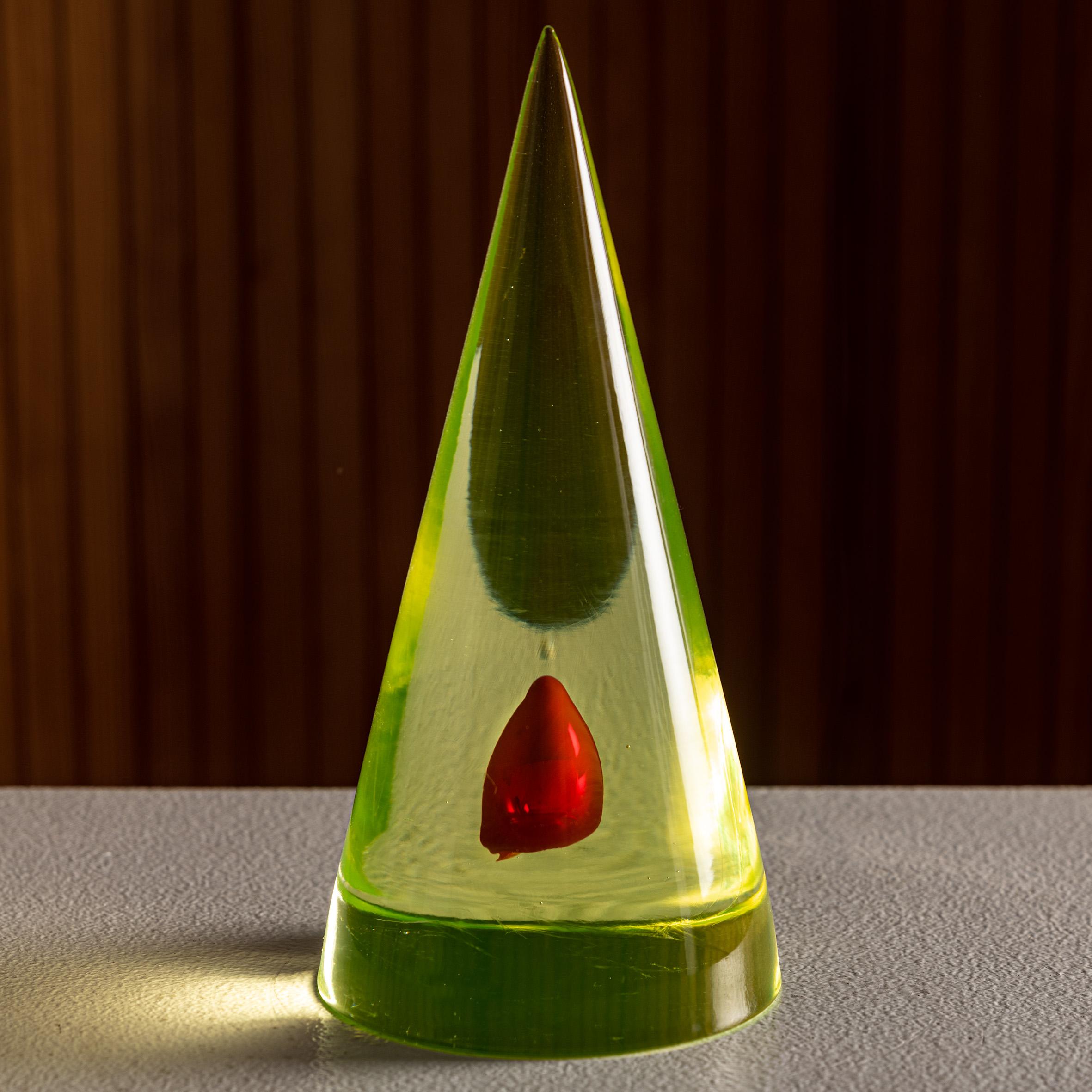 Antonio Da Ros (attrib.), Murano Uranium Glass Cone Sculpture with Red Sommerso In Good Condition For Sale In BARCELONA, ES