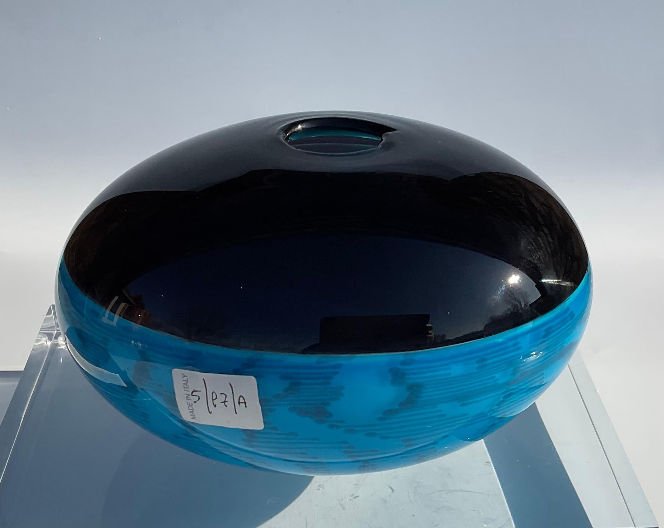 Antonio da Ros Cenedese Fossili Incalmo Jarrón de cristal de Murano en negro y azul decorado con segmentos irregulares de caña azul. Este jarrón es posiblemente una pieza de prueba, ya que al investigar no se encontraron ejemplos de esta técnica.
