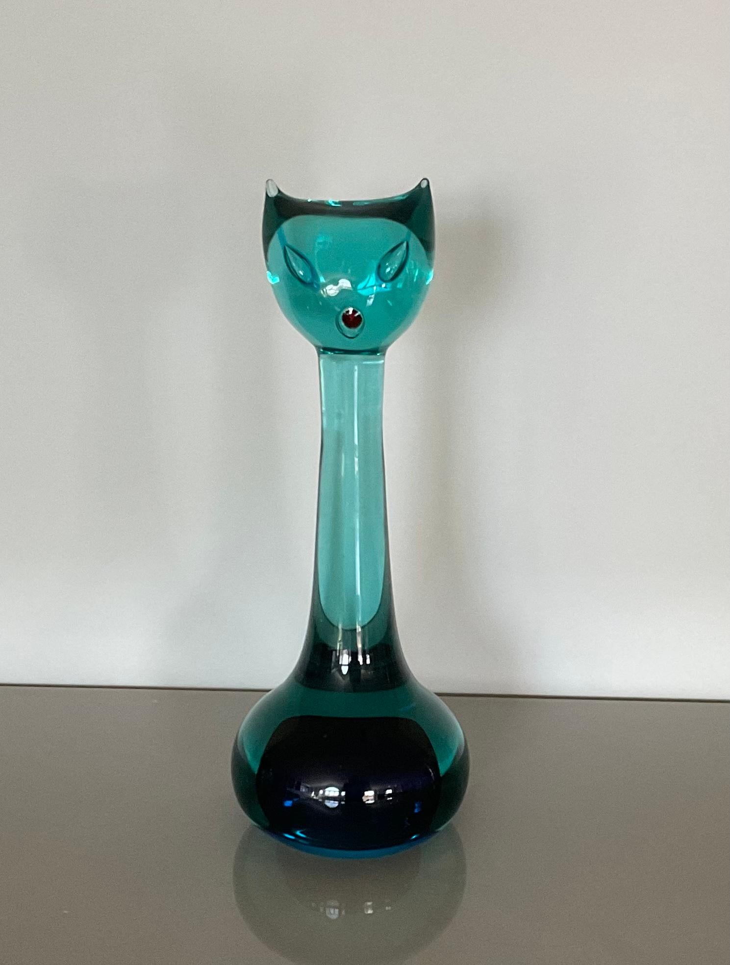 Sculpture de chat en verre soufflé à la bouche de Murano par Antonio Da Ros Cenedese, en verre Sommerso d'un bleu éclatant. Grande taille avec des yeux en forme de bulles. Sculpture étonnante pour une exposition individuelle ou pour enrichir une