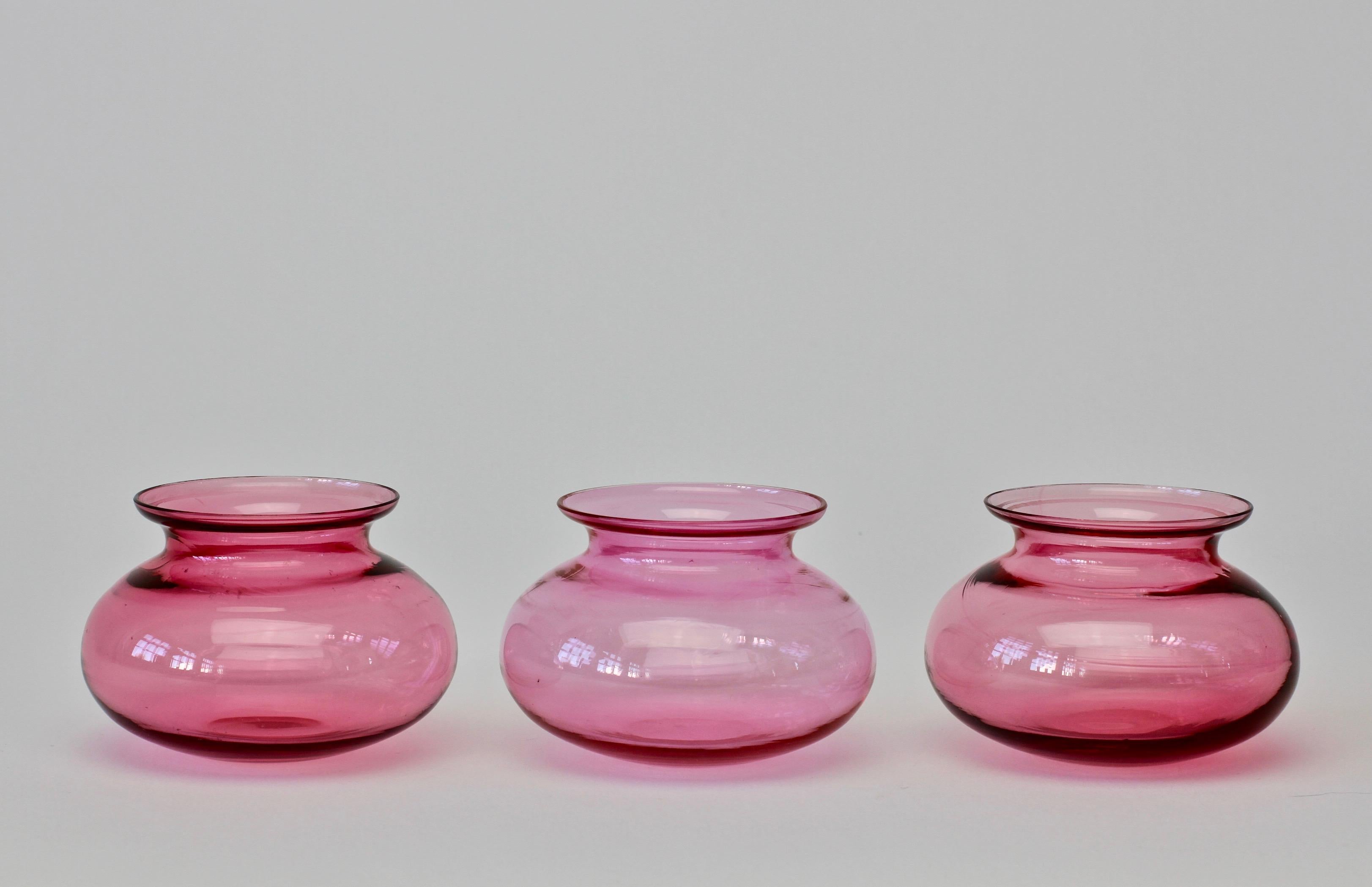 Trio de vases en verre de Murano de couleur rose en vente 3