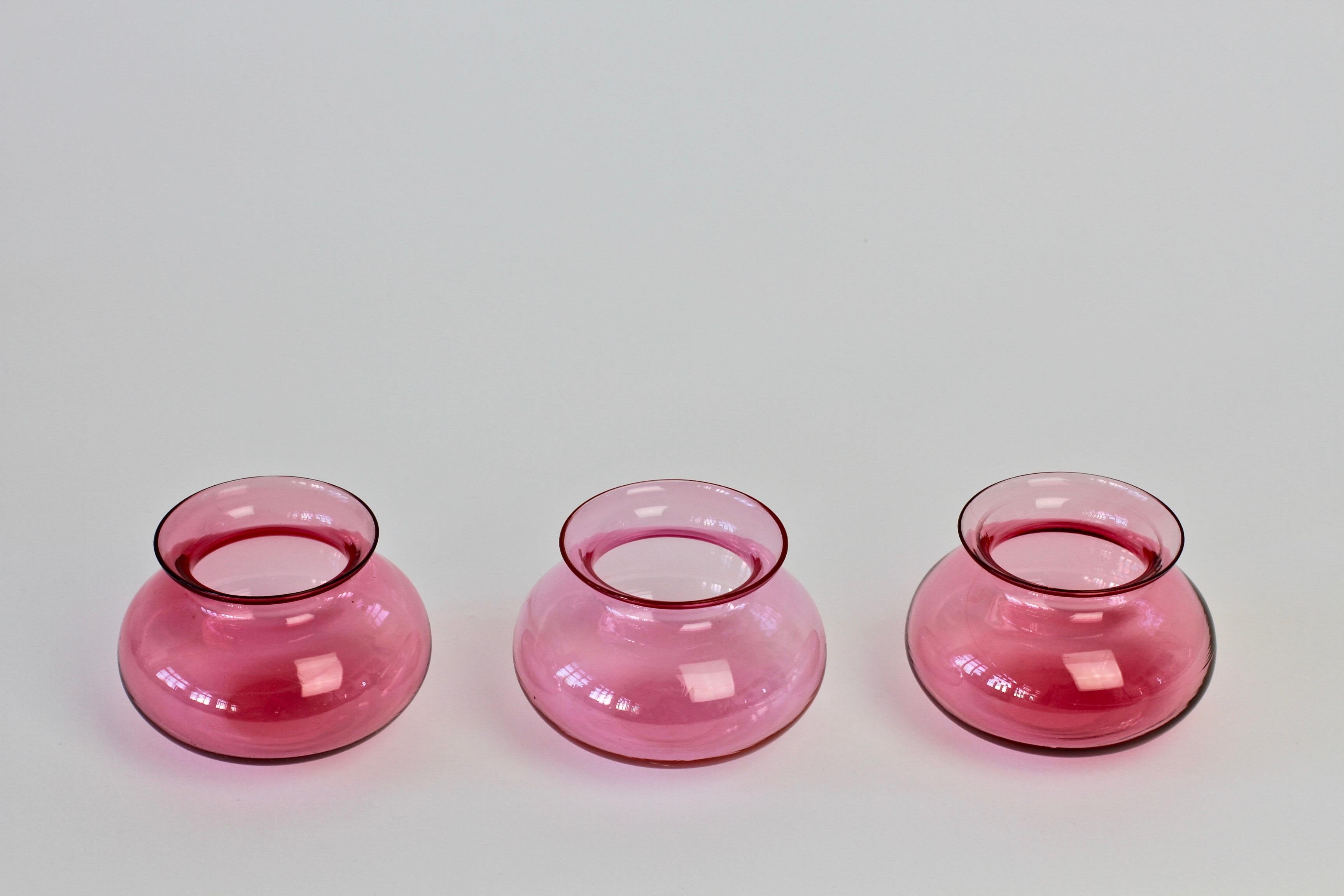 Mid-Century Modern Trio de vases en verre de Murano de couleur rose en vente