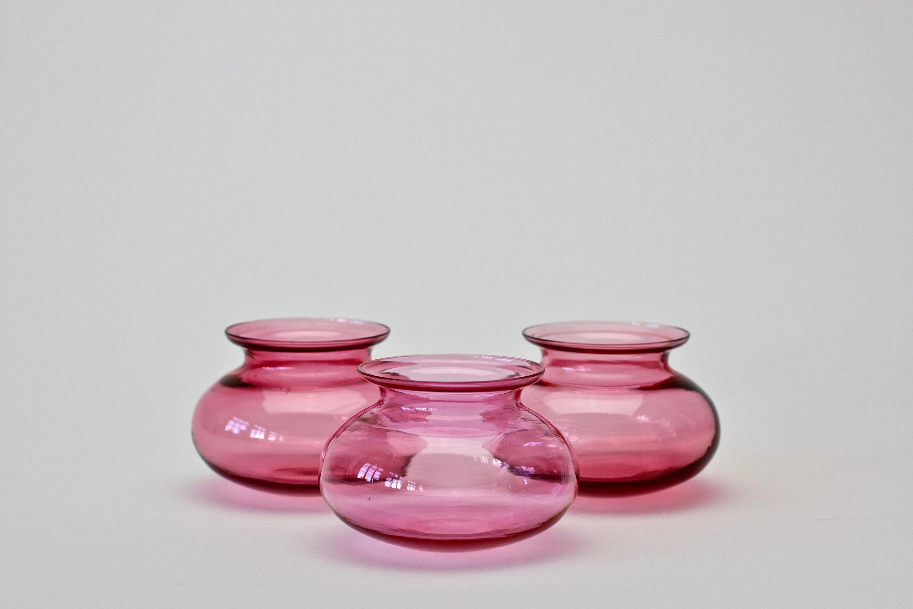 20ième siècle Trio de vases en verre de Murano de couleur rose en vente