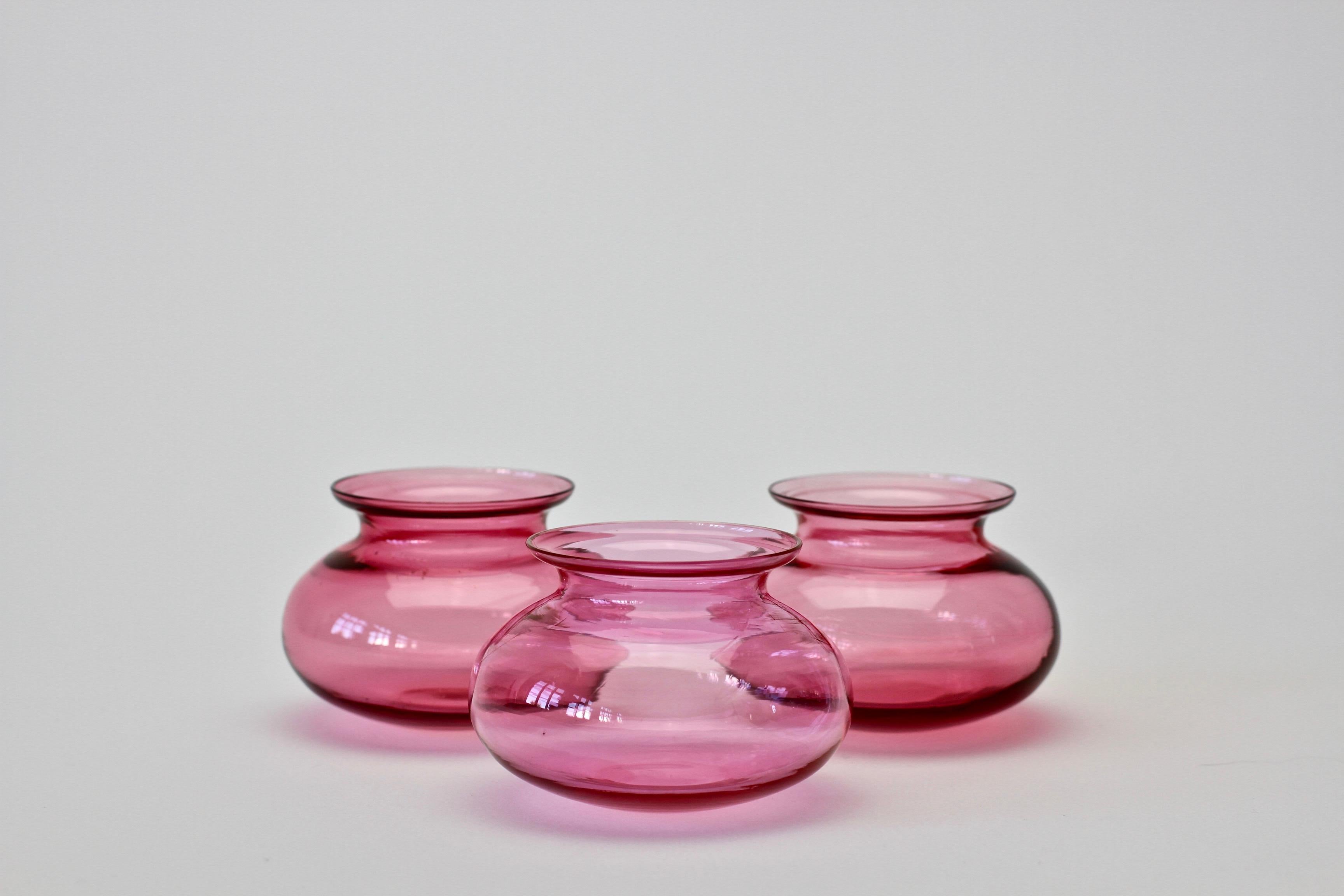 XX secolo Trio di vasi di vetro di Murano colorati di rosa in vendita