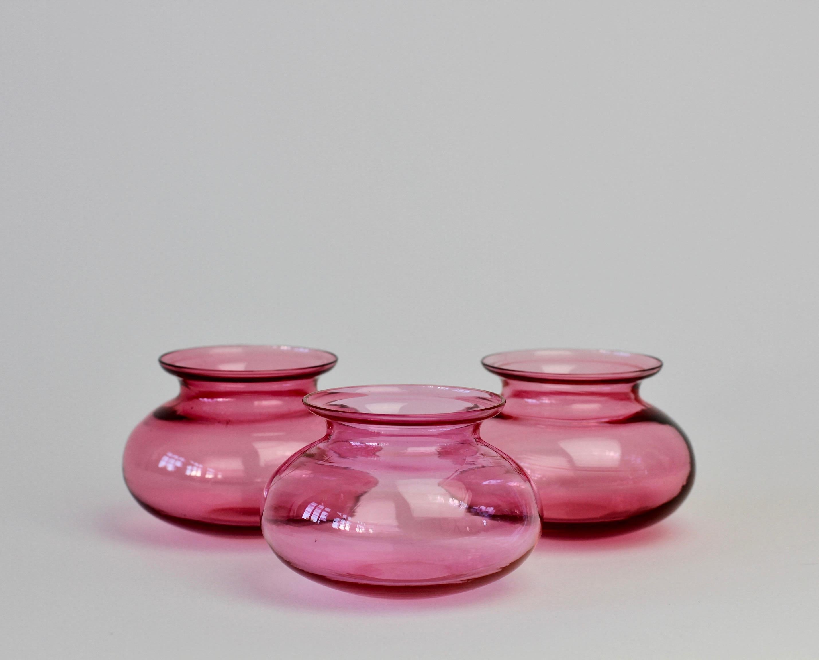 Trio de vases en verre de Murano de couleur rose en vente 1