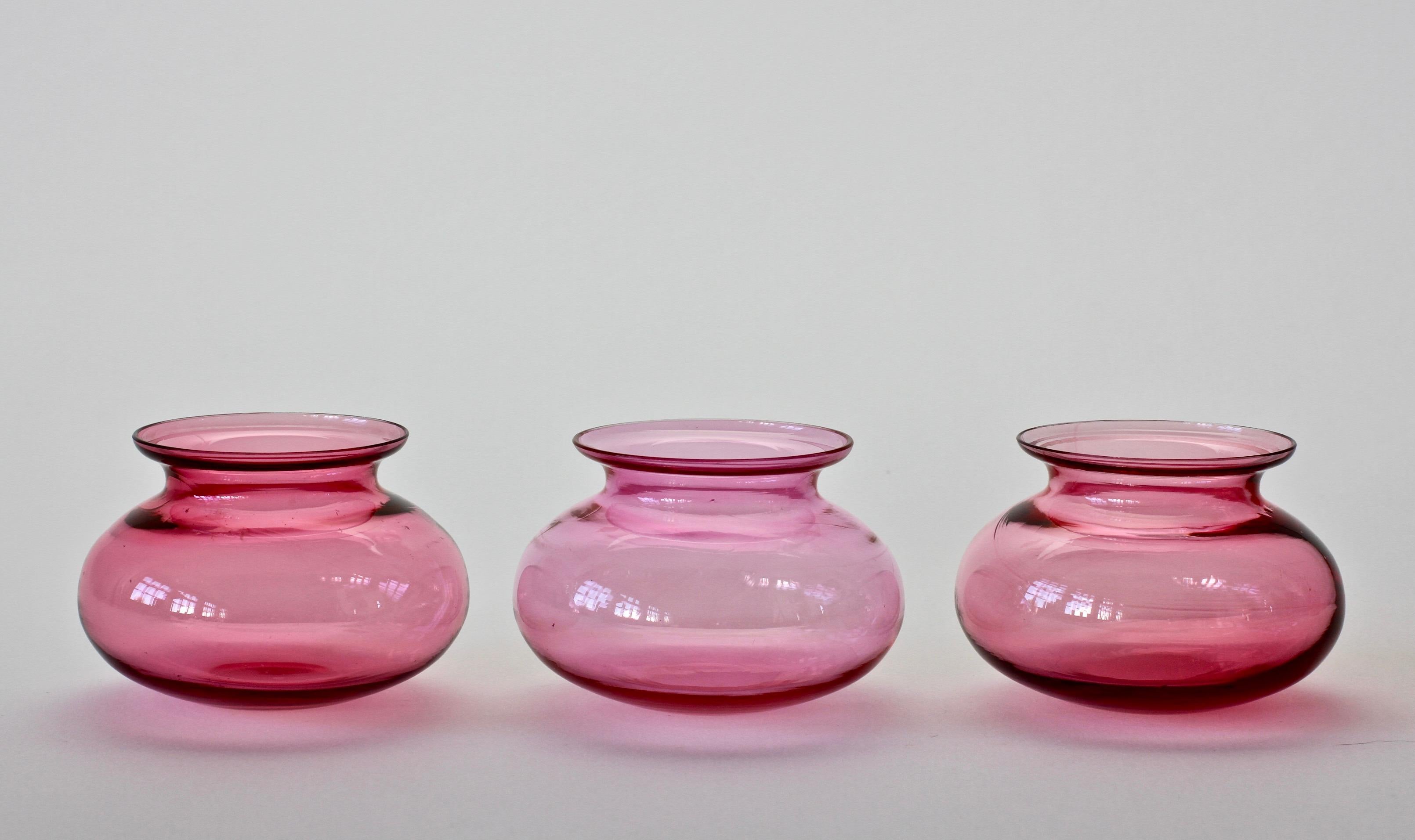 Trio de vases en verre de Murano de couleur rose en vente 2