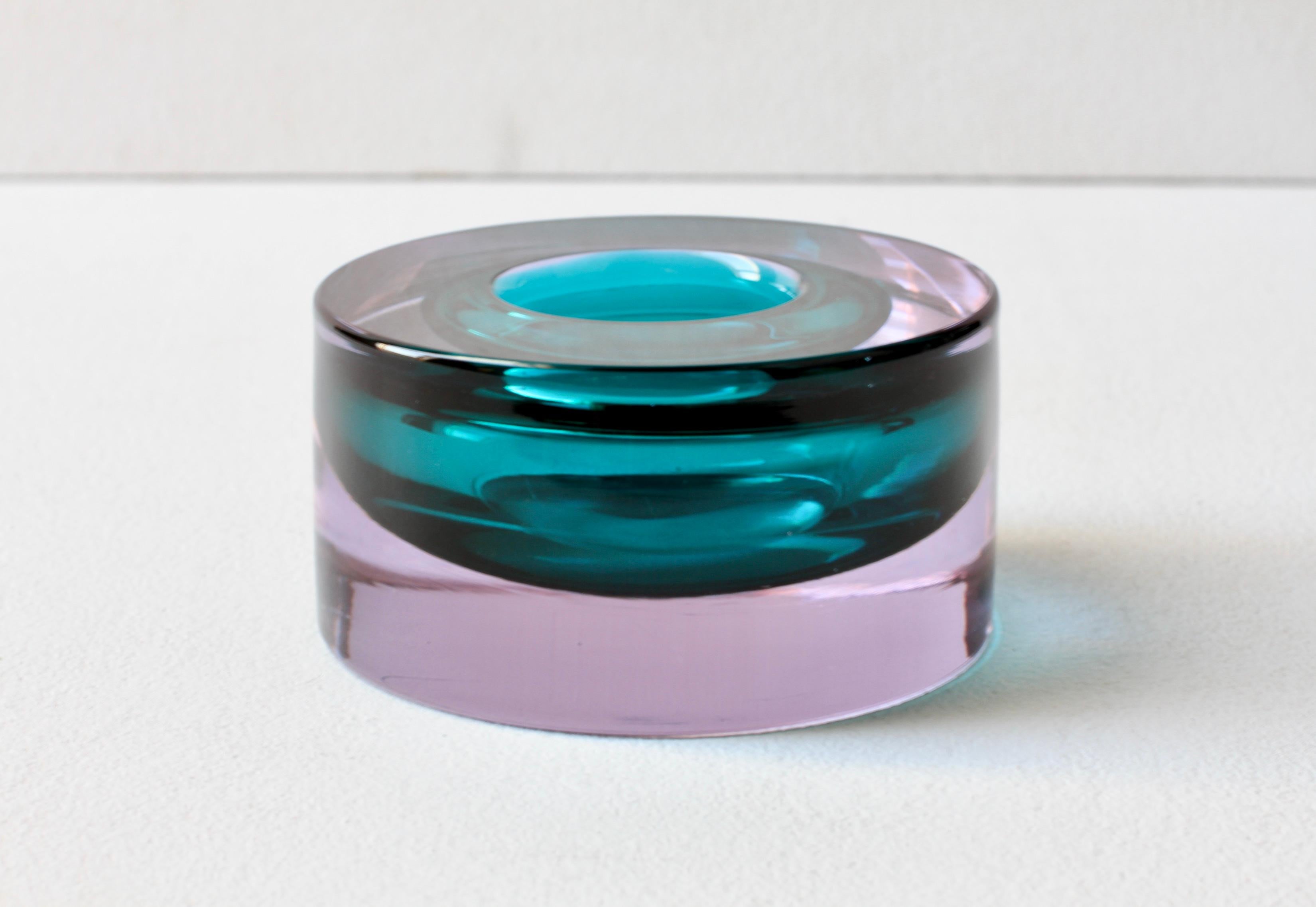 A heavy vintage Mid-Century Modern Italian Murano glass bowl or ashtray by Antonio da Ros for Cenedese circa 1965-1975. Utilizing the Sommerso technique this large, heavy piece of glass features alexandrite / light purple / lilac over teal green /