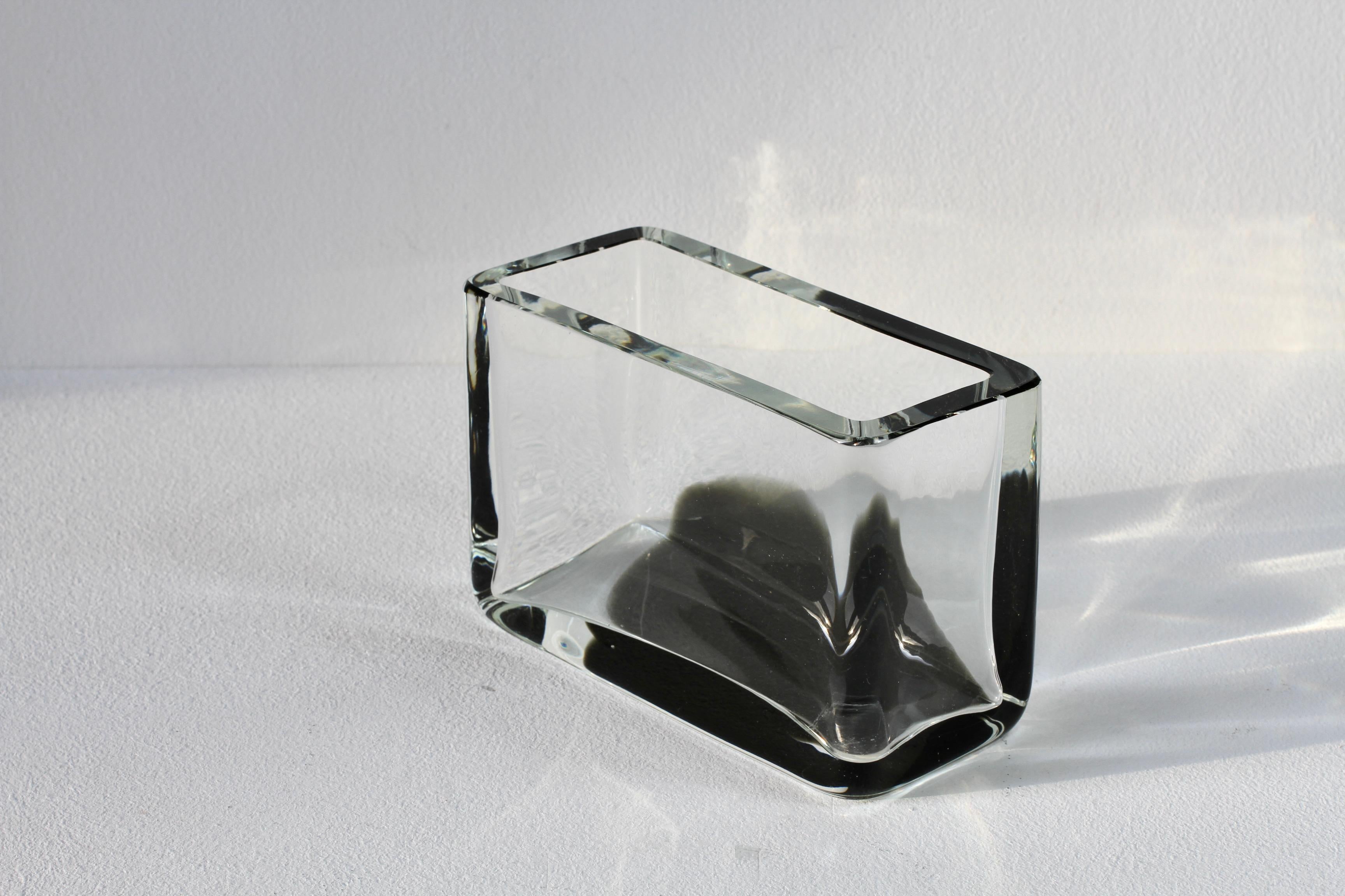 Antonio da Ros pour Cenedese Vase rectangulaire italien en verre de Murano noir et transparent en vente 8