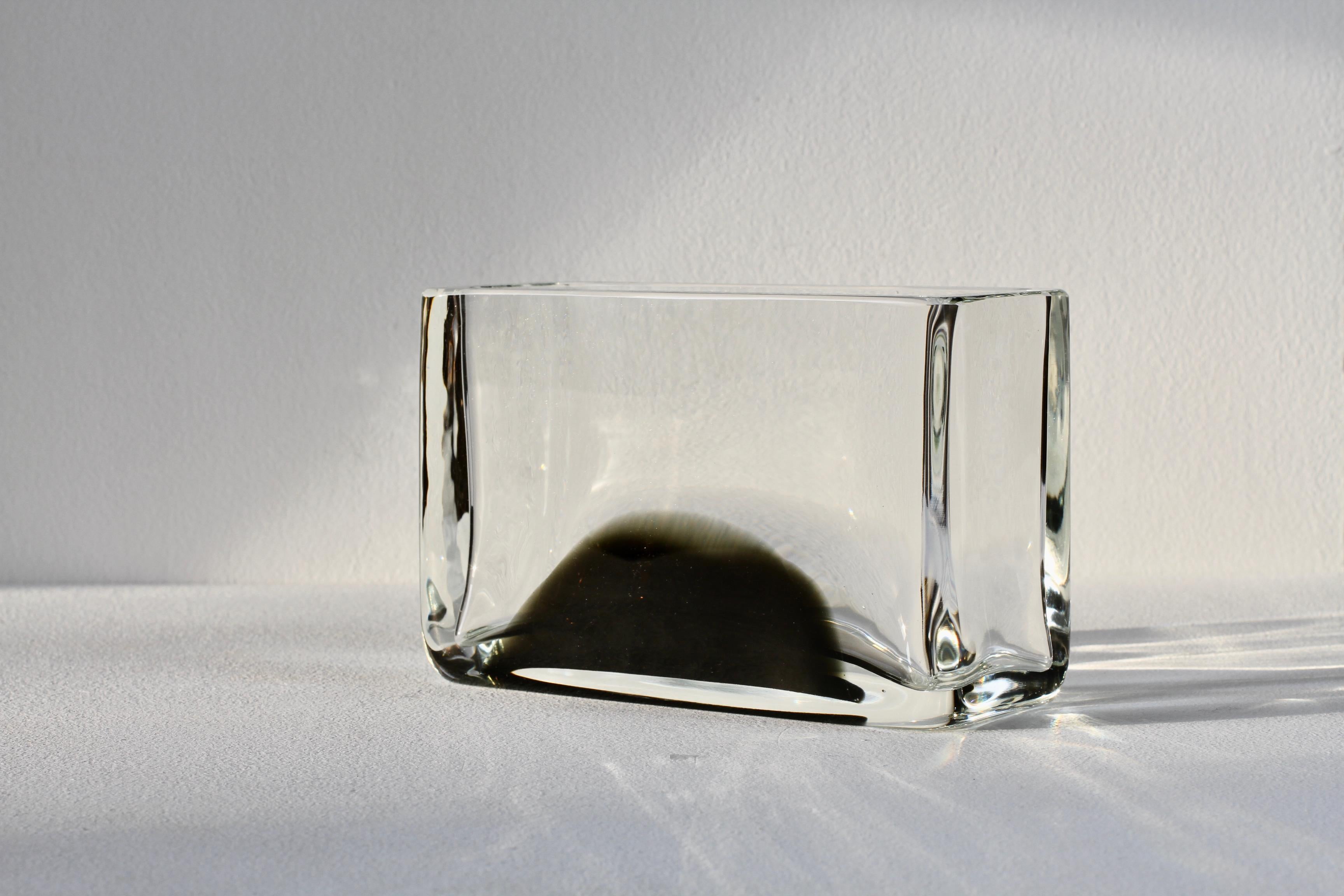 Mid-Century Modern Antonio da Ros pour Cenedese Vase rectangulaire italien en verre de Murano noir et transparent en vente