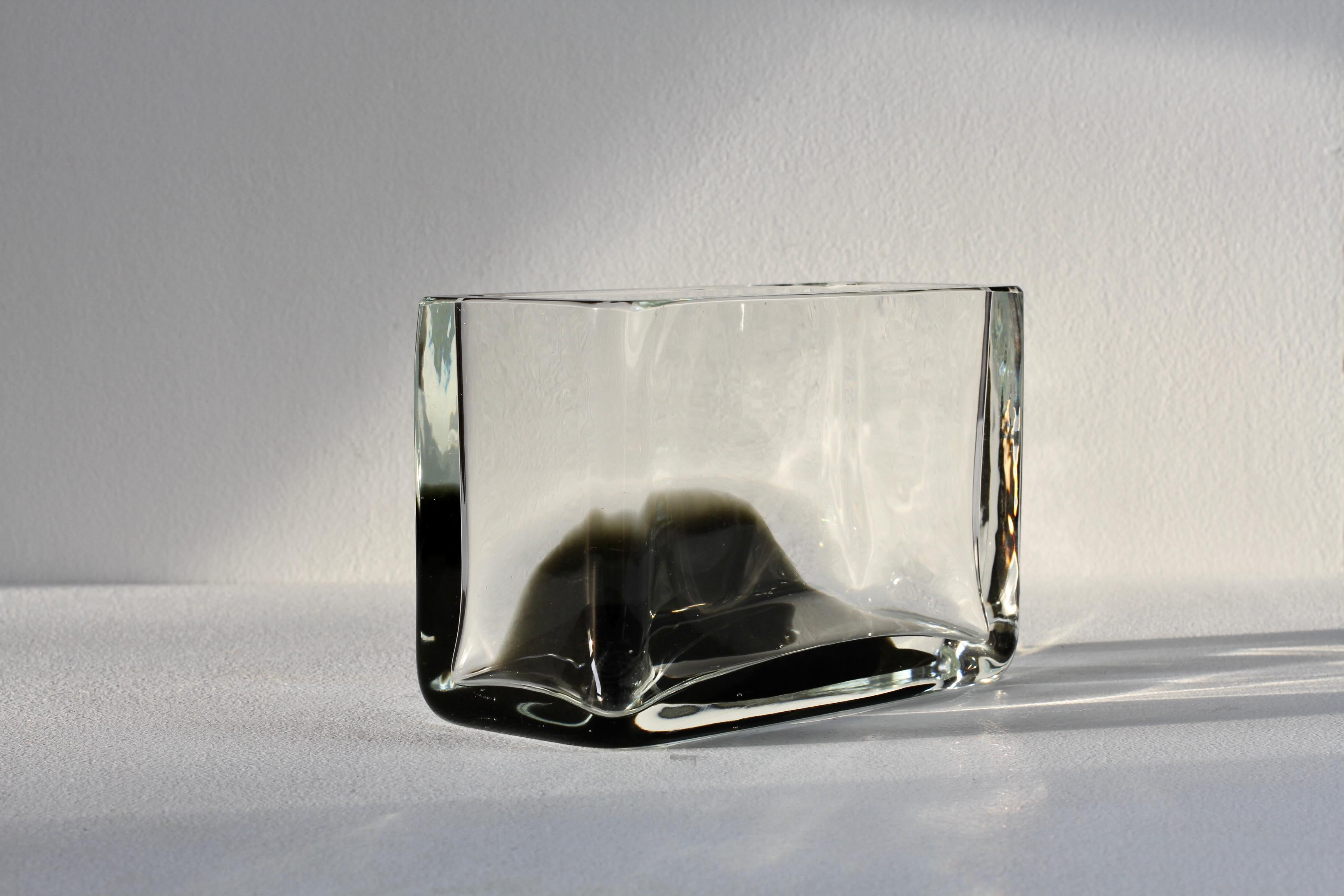 Verre brun Antonio da Ros pour Cenedese Vase rectangulaire italien en verre de Murano noir et transparent en vente