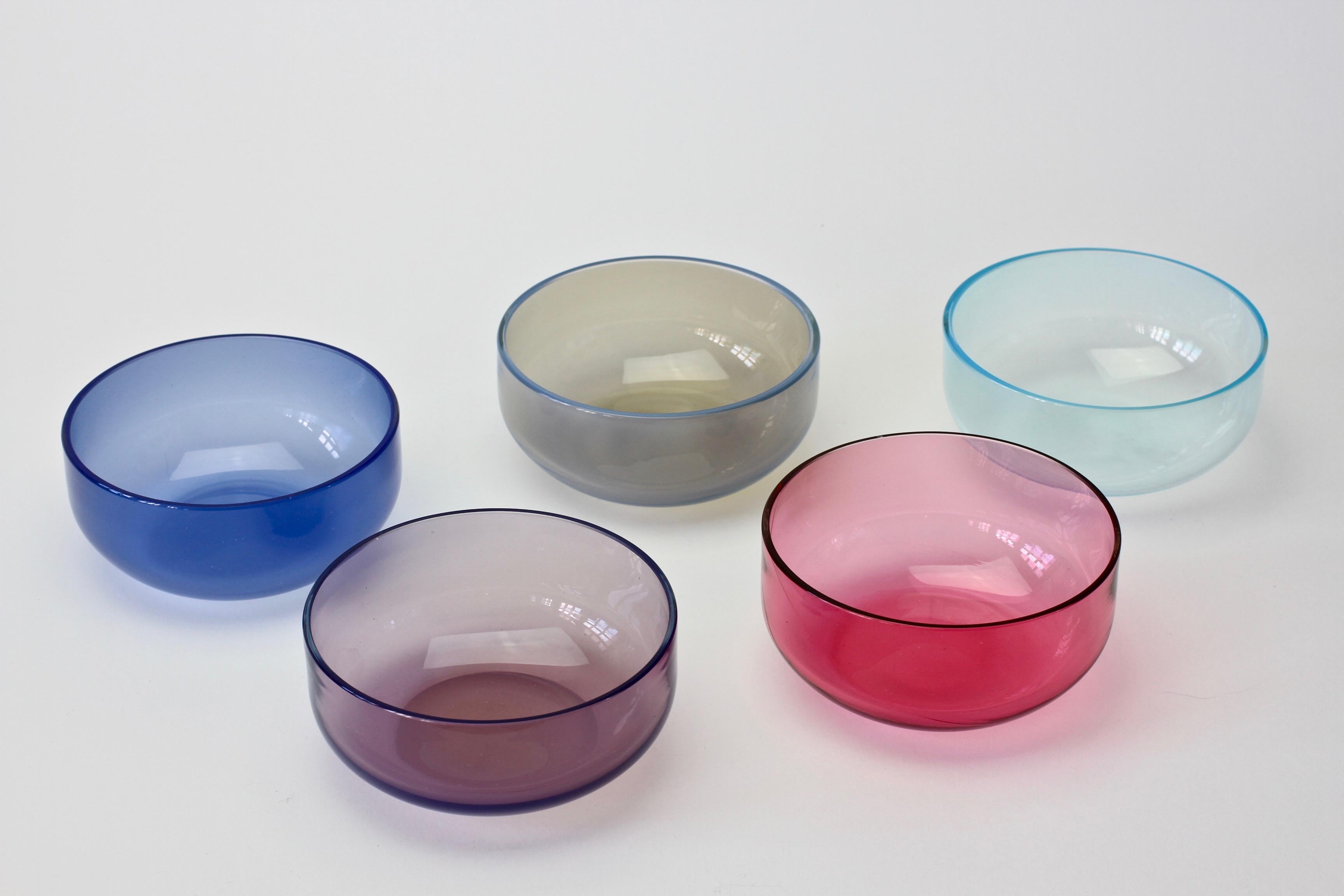 Mid-Century Modern Antonio da Ros for Cenedese Murano Glass Set of Vibrantly Colored Glass Bowls For Sale