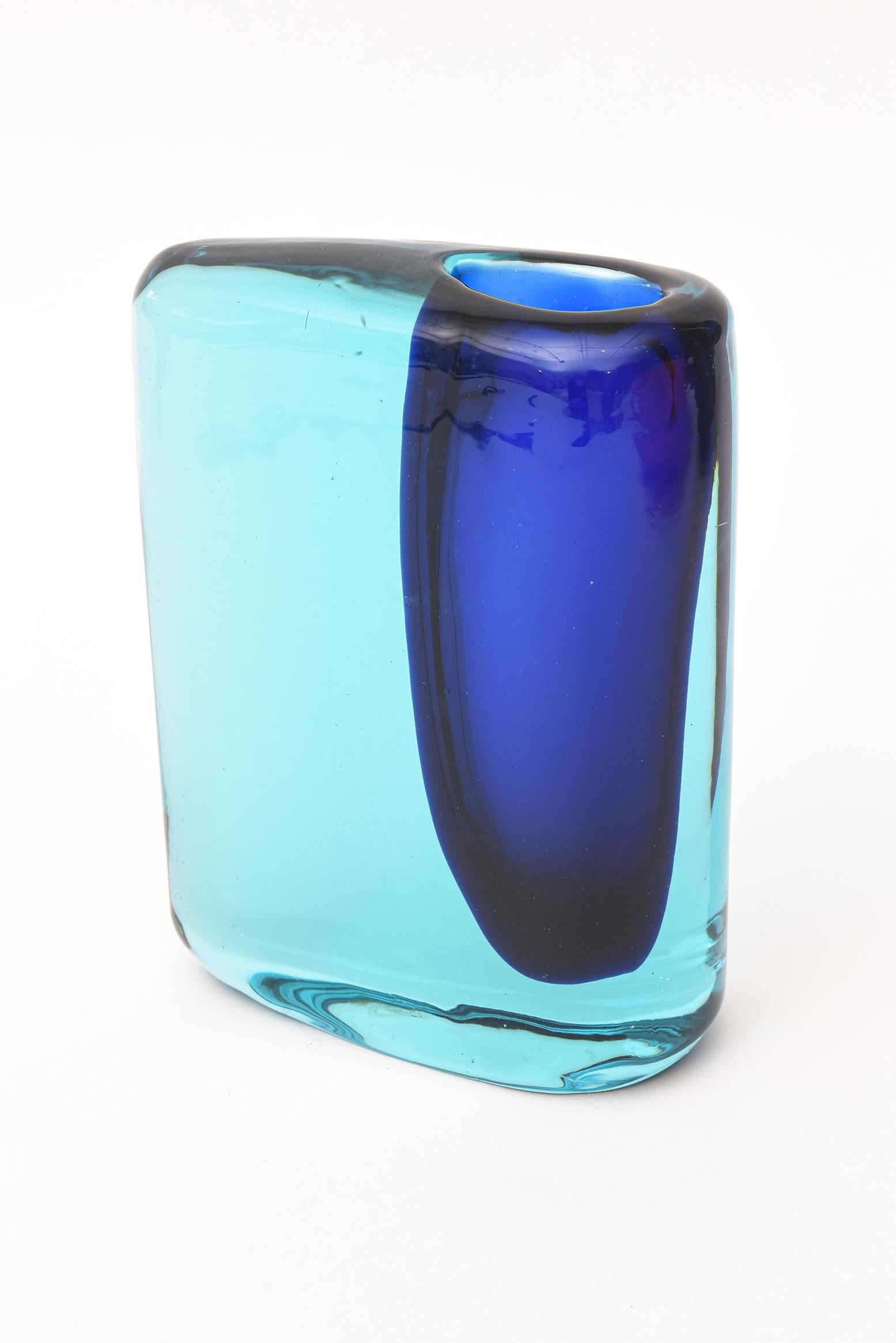 This vibrant and fabulous Antonio da Ros for Cenedese Italian Murano vintage sommerso sculptural vase has the brilliant duality of colors of turquoise and cobalt blue. The cobalt blue glass blob hangs suspended. It is thick walled and from the
