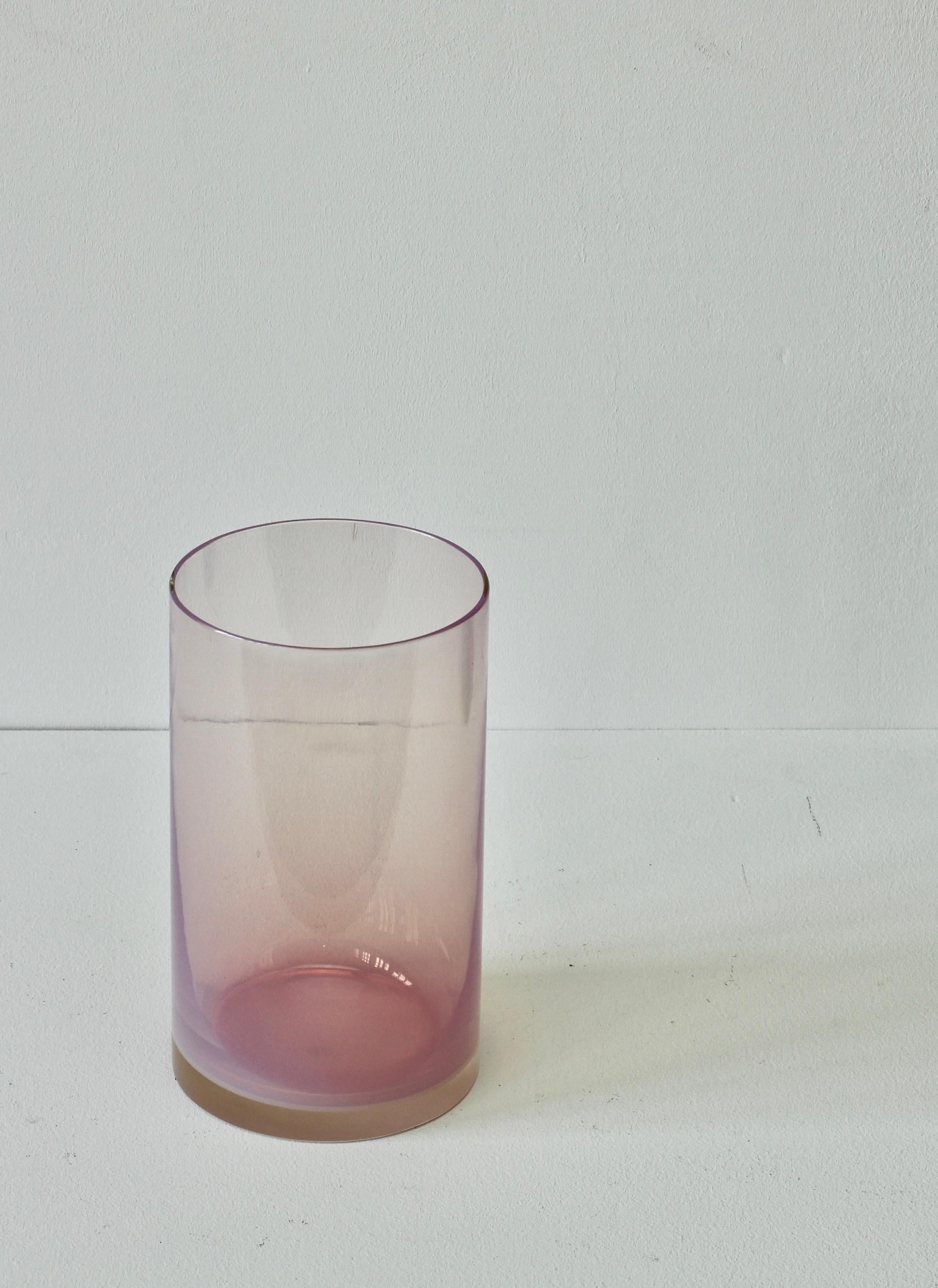 Italiano Antonio da Ros per Cenedese Vaso colorato in vetro di Murano rosa 'Opalino' circa anni '70 in vendita