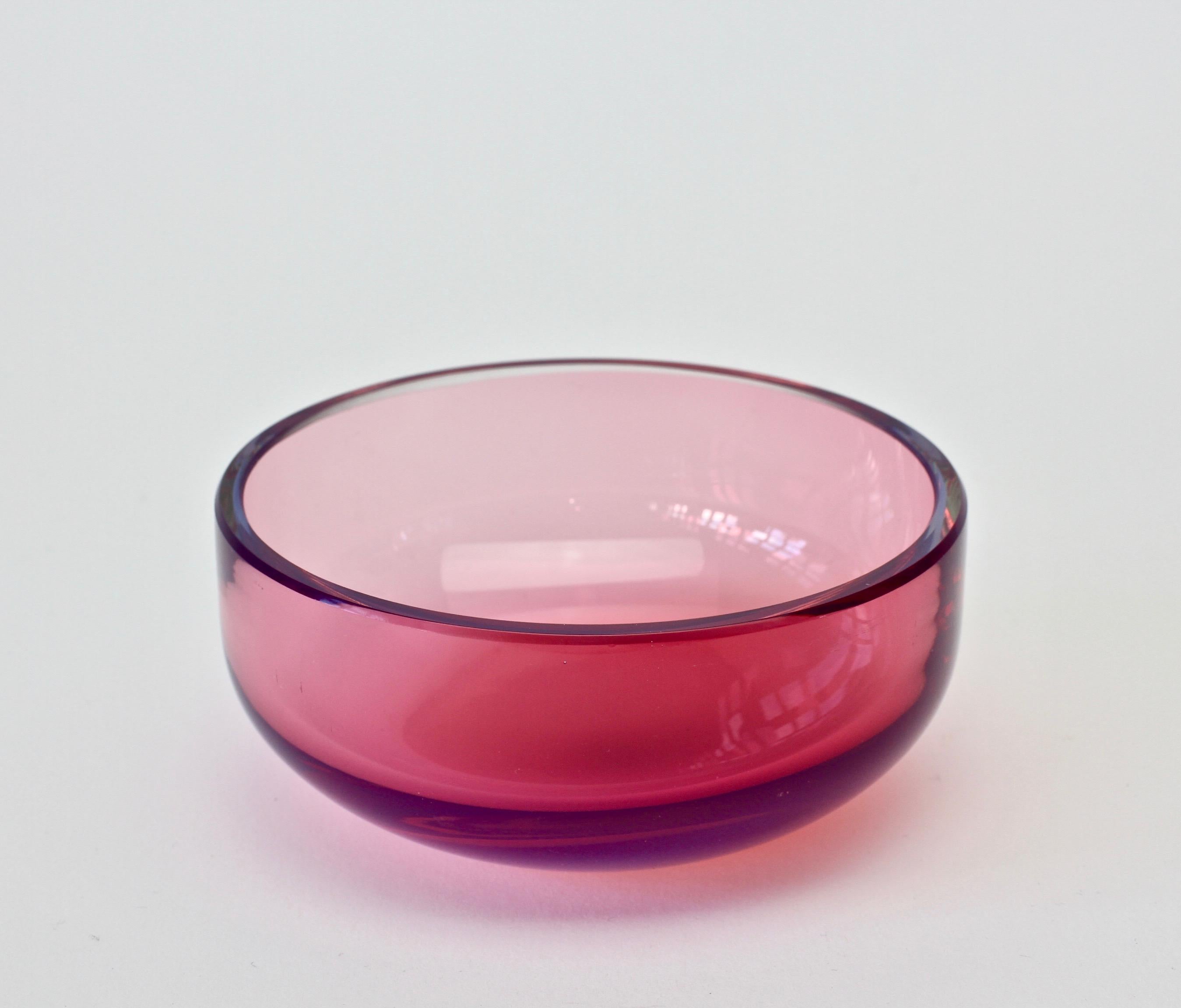 Mid-Century Modern Antonio da Ros for Cenedese Vibrant Pink and Purple Colored Murano Glass Bowl