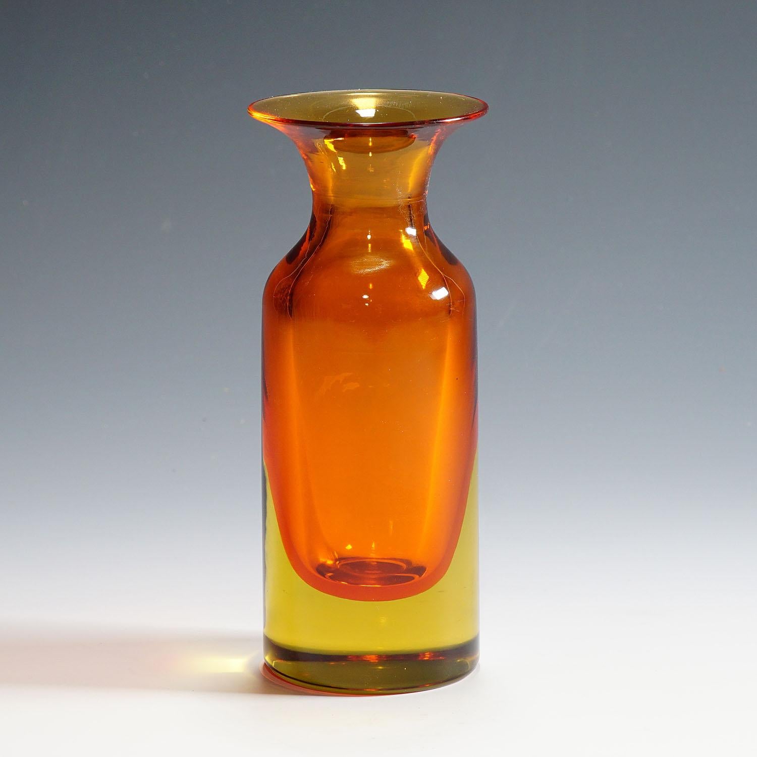 A Mid-Century Modern sommerso art glass vase designed by Antonio Da Ros for Vetreria Gino Cenedese and hand-blown in Murano, Italy circa 1960s.This authentic vintage Italian art glass vase features a dynamic sculptural silhouette in a vibrant