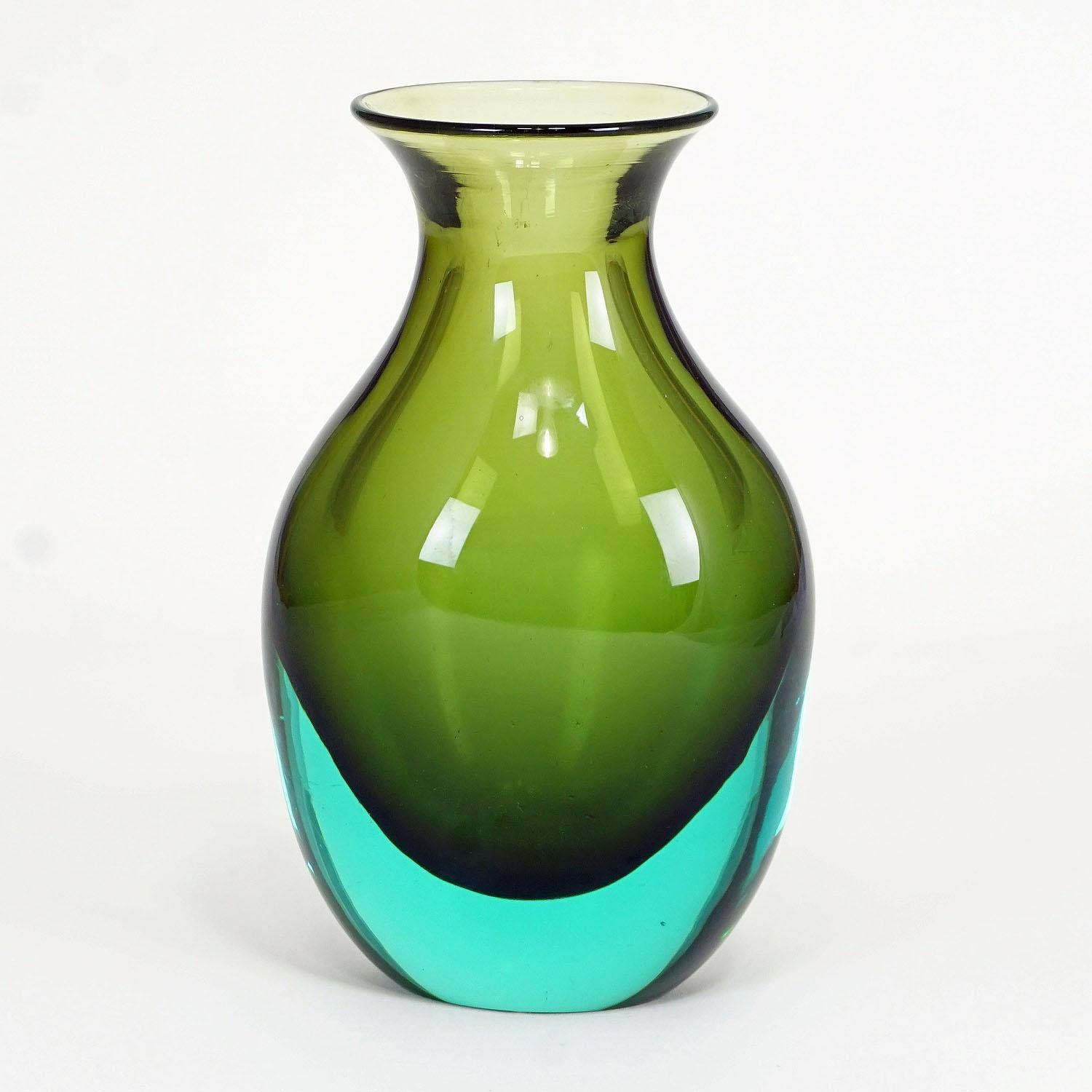 A nice Murano glass vase manufactured by vetreria Gino Cenedese and designed by Antonio da Ros in the 1960ties. green and turquoise Sommerso glass.

Measures: Width 4.33