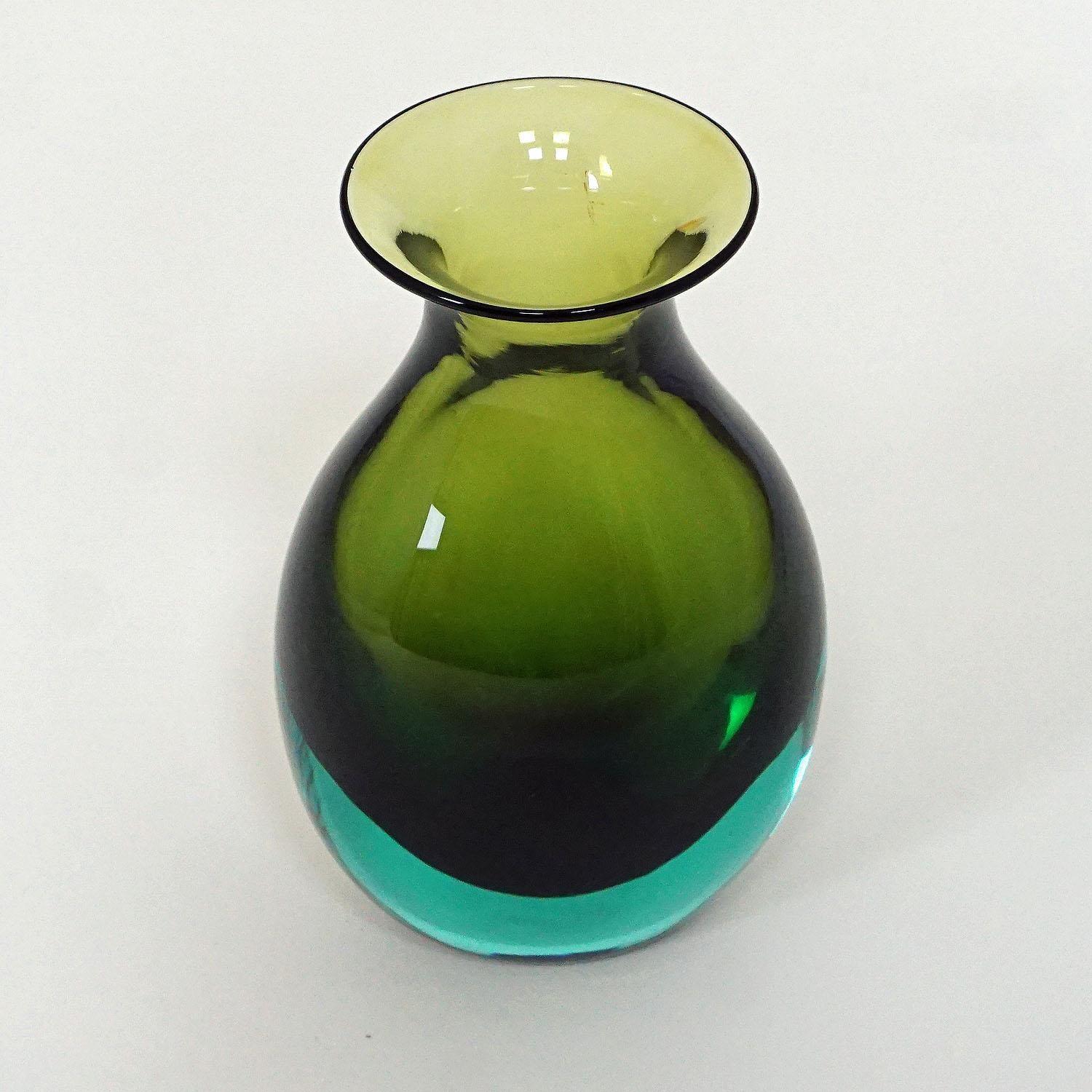 A nice Murano glass vase manufactured by vetreria Gino Cenedese and designed by Antonio da Ros in the 1960s. Green and turquoise Sommerso glass.

Measures: width 4.33