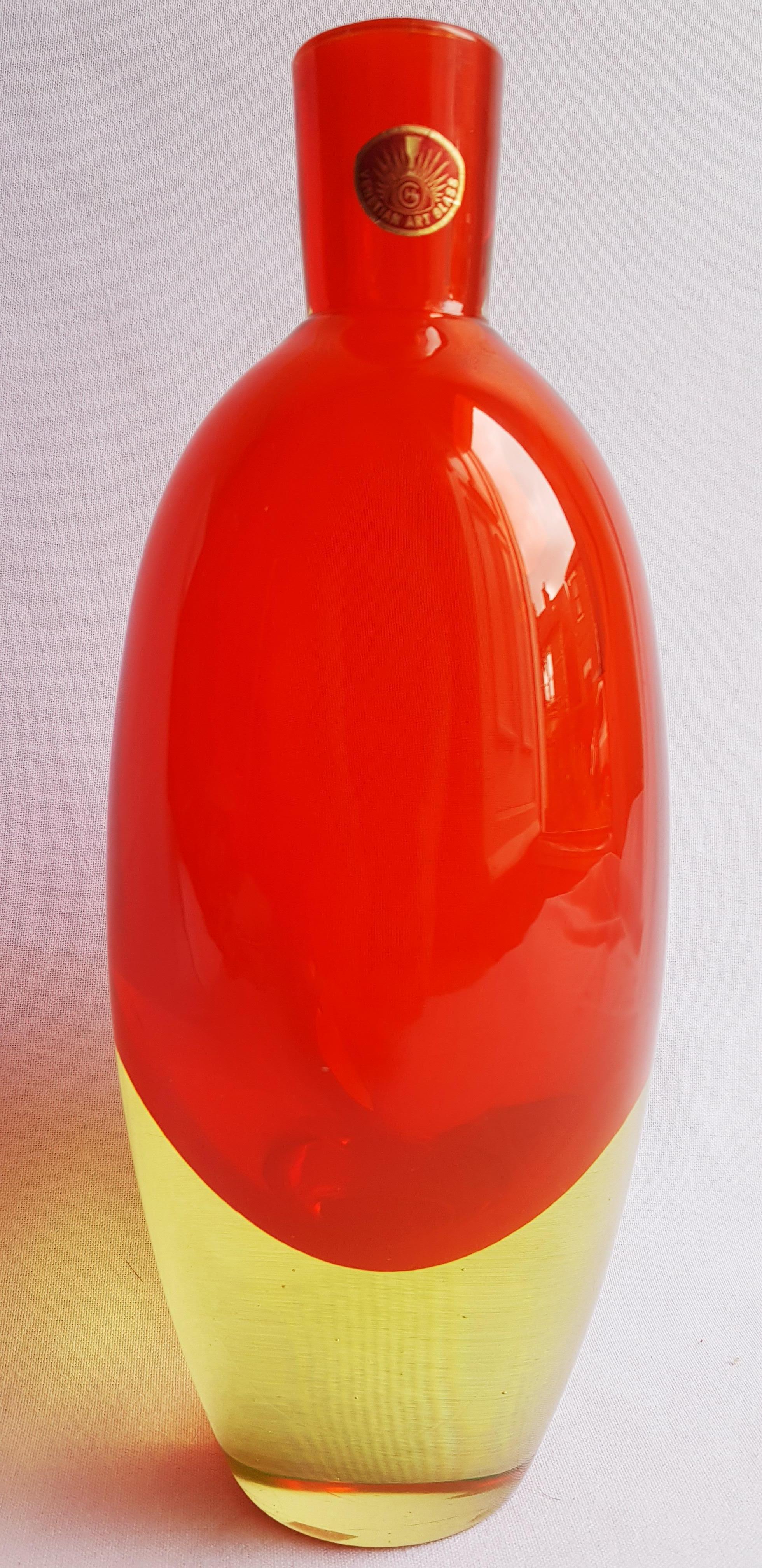 Beautiful middle of century murano glass uranium somerso vase, red and uranium green, by Antonio da Ros for Seguso Seguso vetri D'arte, brilliant condition.