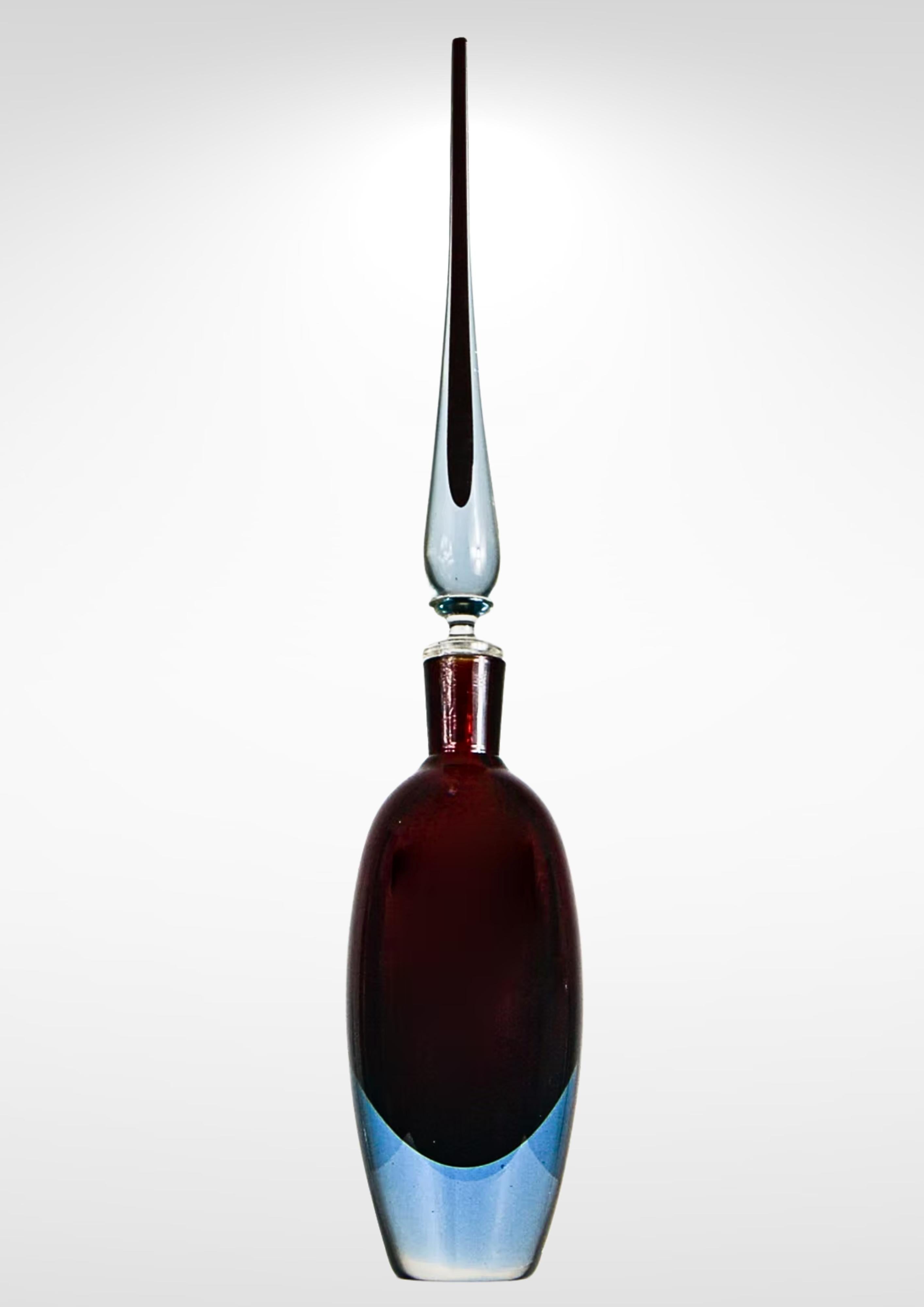 Squisito decanter con tappo alto in vetro Uranium di Antonio da Ros.

Grande vaso in vetro sommerso con etichetta originale 