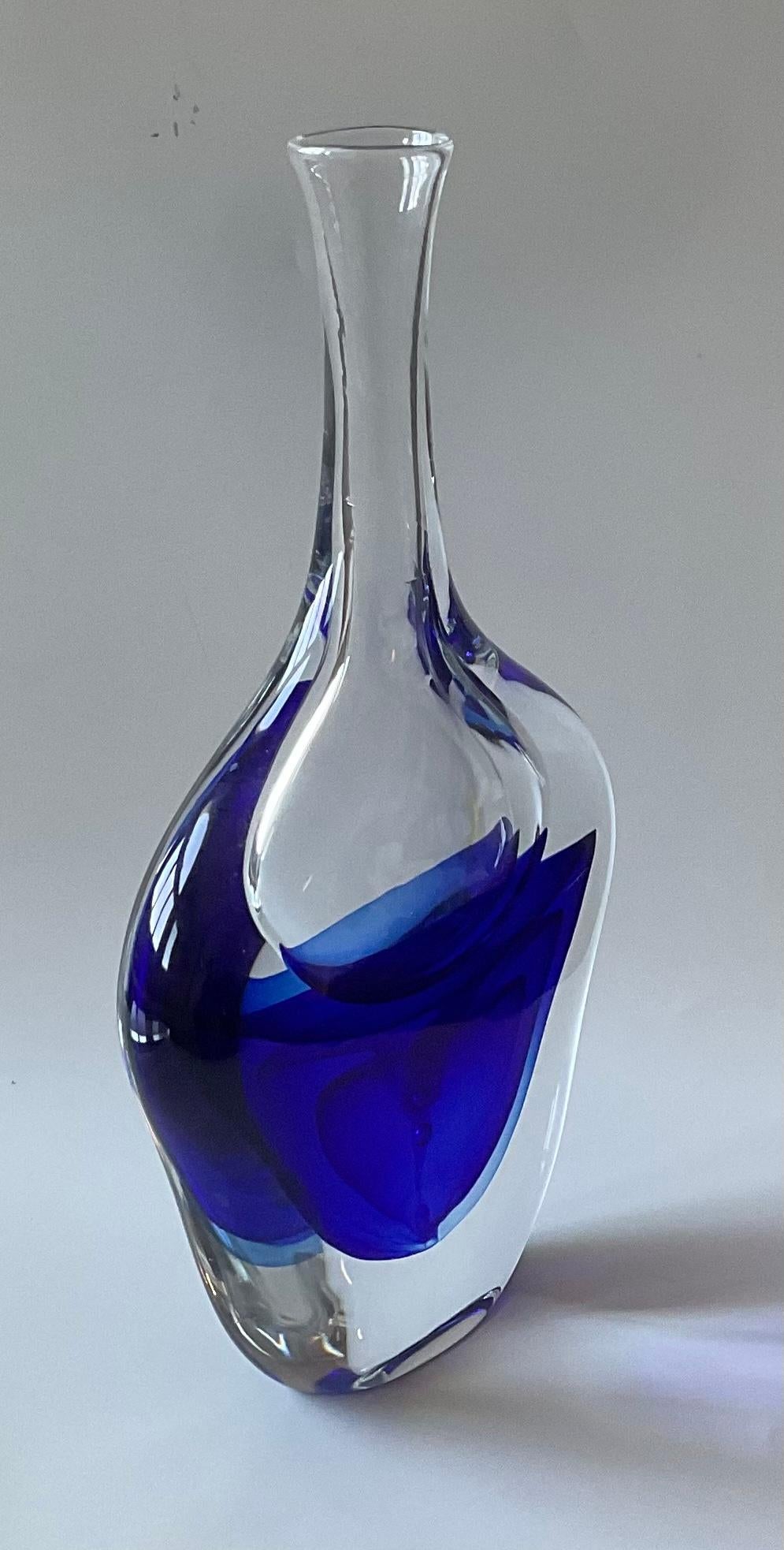 Antonio da Ros Signed Cenedese Murano Glass Vase circa 1960s Layered Blue In Good Condition For Sale In Ann Arbor, MI