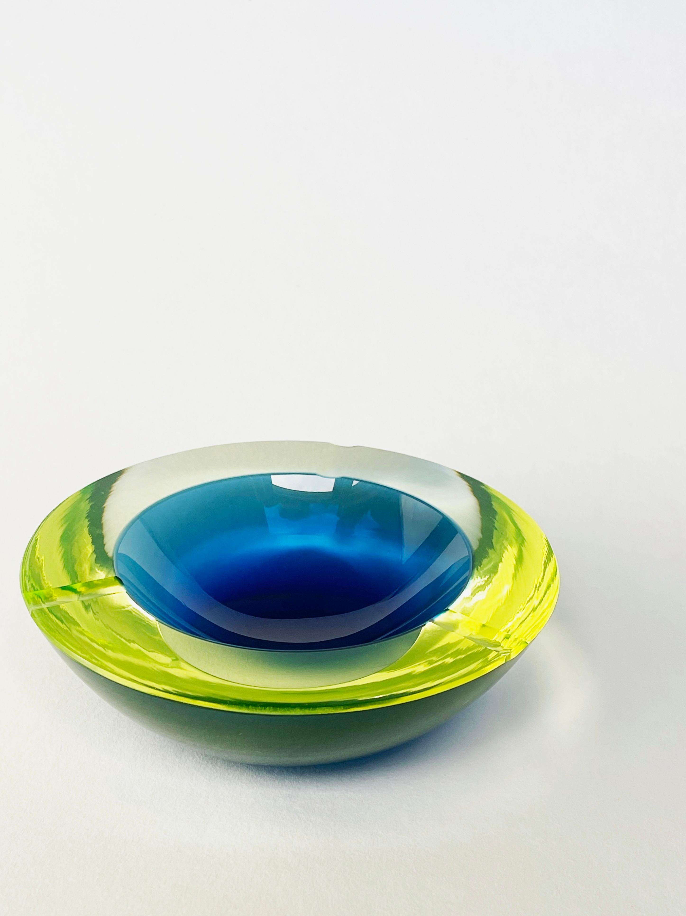 Mid-Century Modern Cendrier en verre de Murano Cenedese jaune et bleu, Antonio Da Ros Sommerso, 1970 Italie en vente