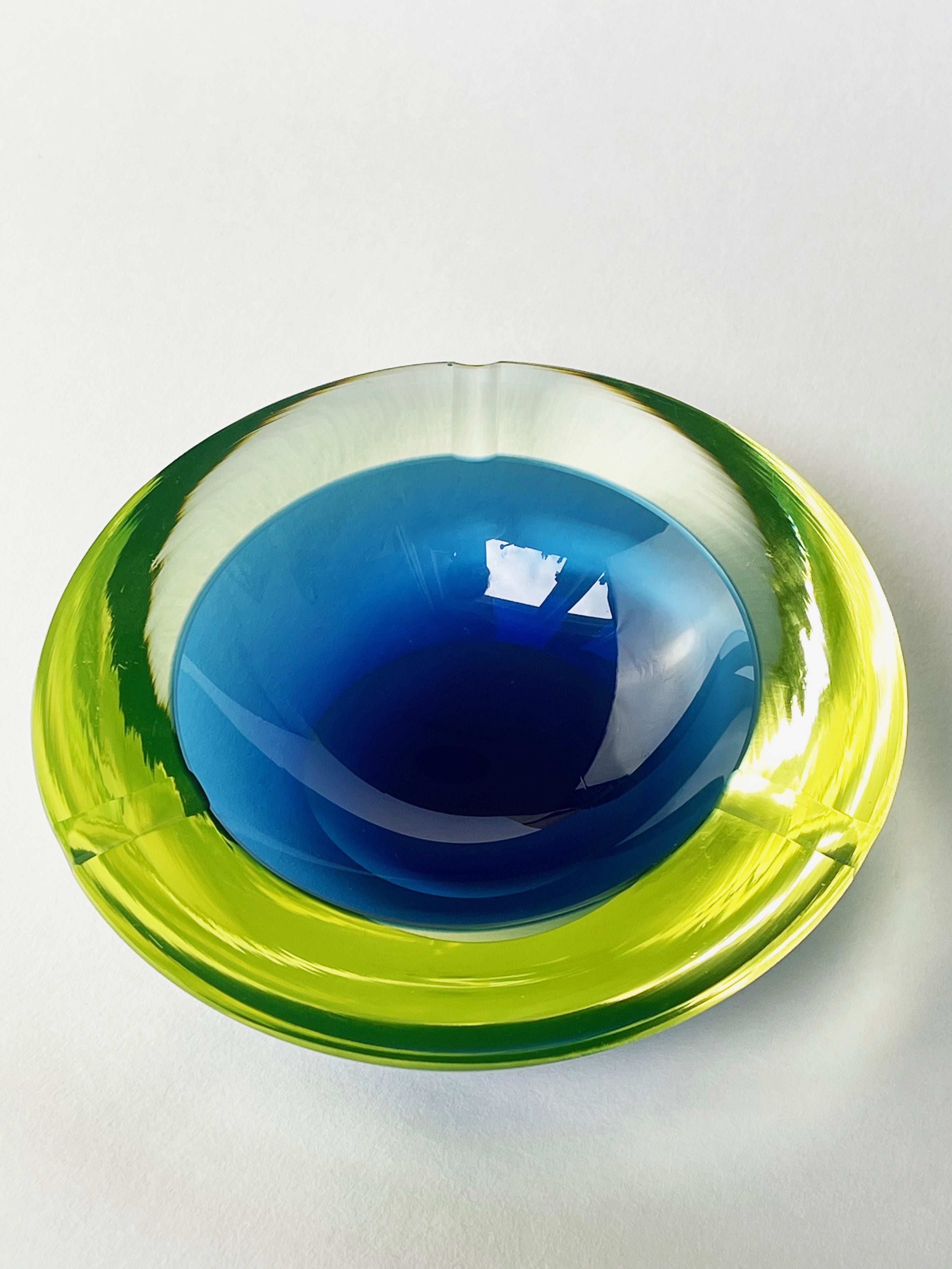 italien Cendrier en verre de Murano Cenedese jaune et bleu, Antonio Da Ros Sommerso, 1970 Italie en vente