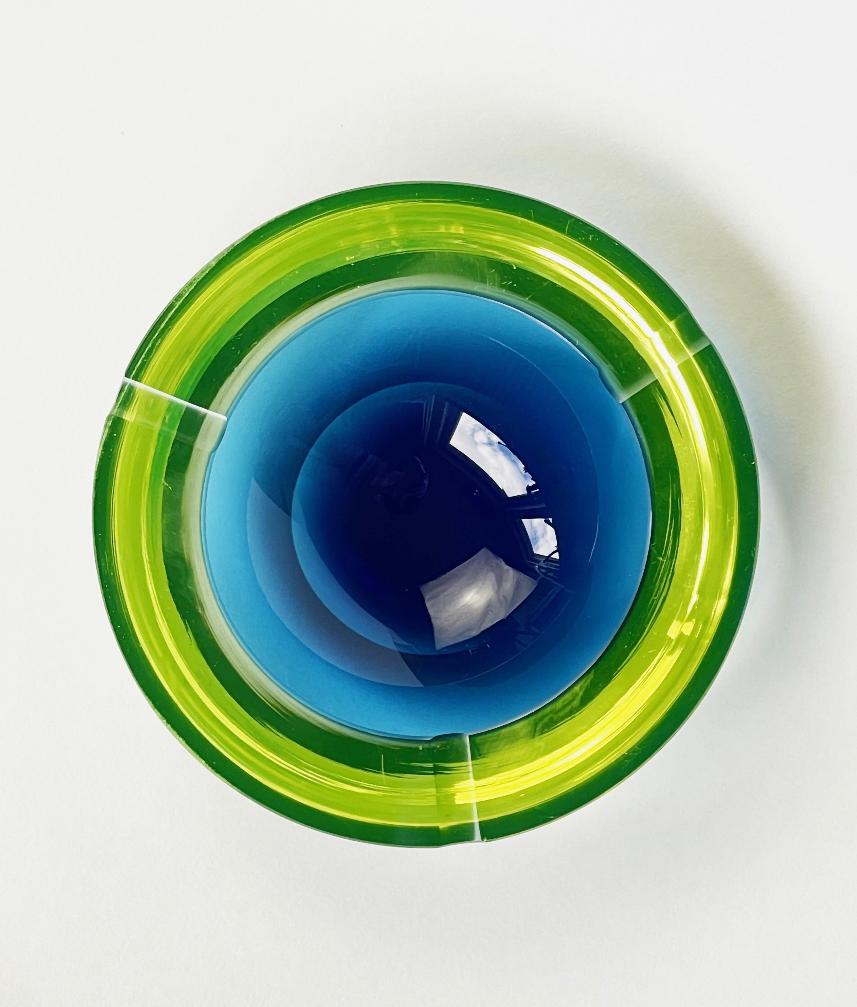 Fait main Cendrier en verre de Murano Cenedese jaune et bleu, Antonio Da Ros Sommerso, 1970 Italie en vente