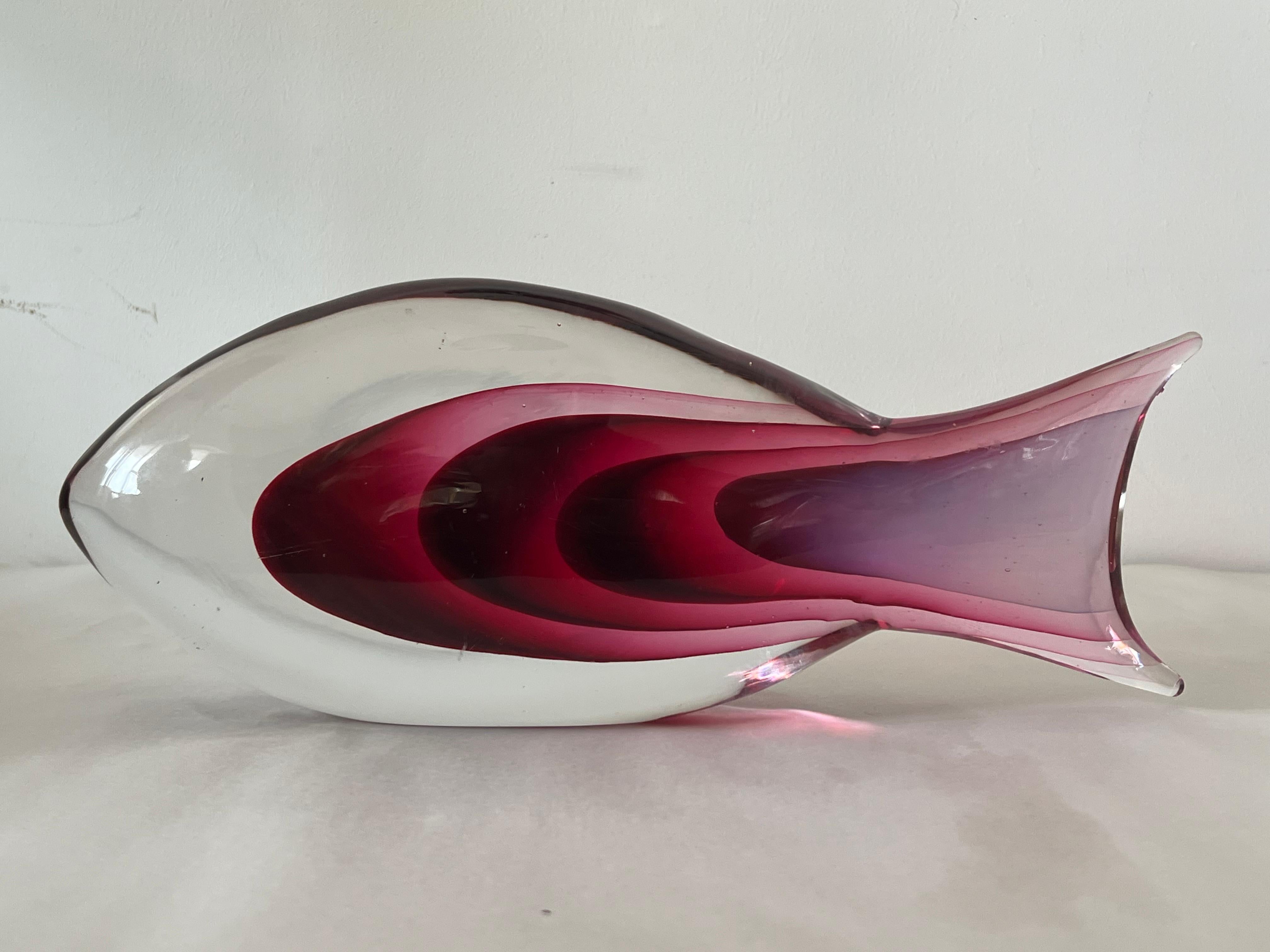 A beautiful fish in shades of pink/burgundy in the sommerso technique. Large and heavy at over 14