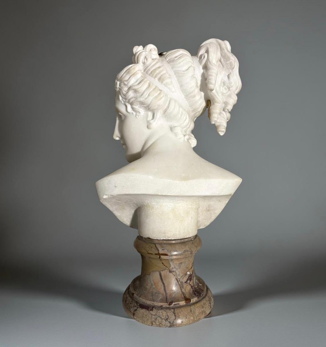 Busto in Marmo Statuario della Venere Italica seconda metà XIX secolo Firmato - Sculpture di Antonio Frilli