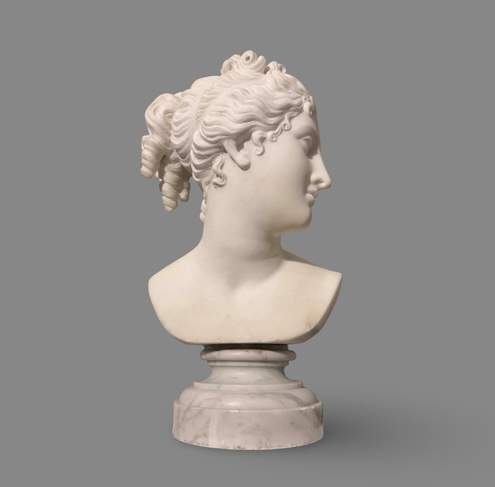Busto in marmo bianco statuario della Venere Italica firmato Antonio Frilli - Florence, Italia, seconda metà del 19 secolo.  Misure H tot cm 50 H busto cm 39 L cm 30 P cm 24  Questo busto a grandezza naturale esprime tutta la capacità e la maestria