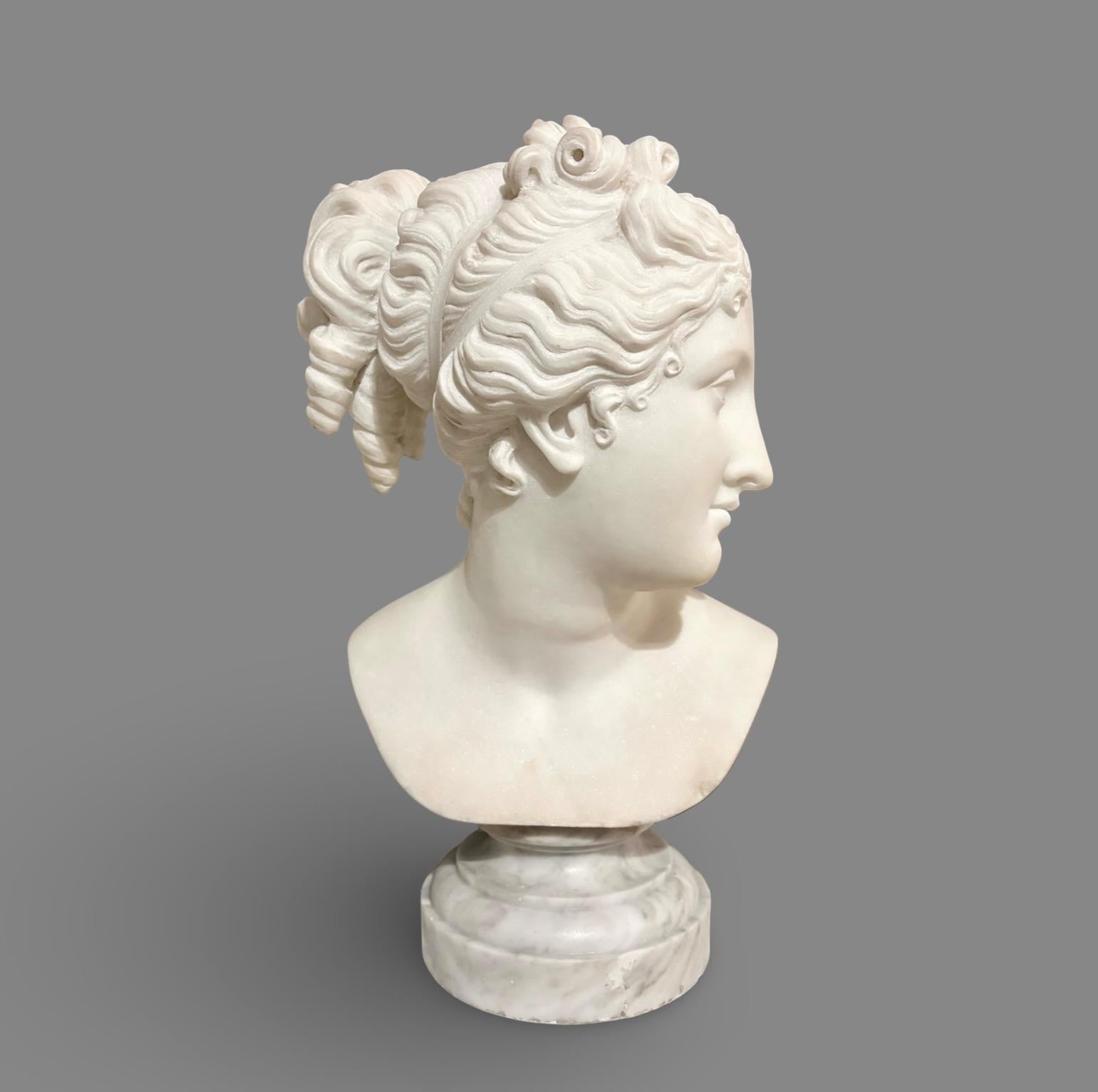Figurative Sculpture di Antonio Frilli - Busto in Marmo Statuario della Venere Italica seconda metà XIX secolo Firmato