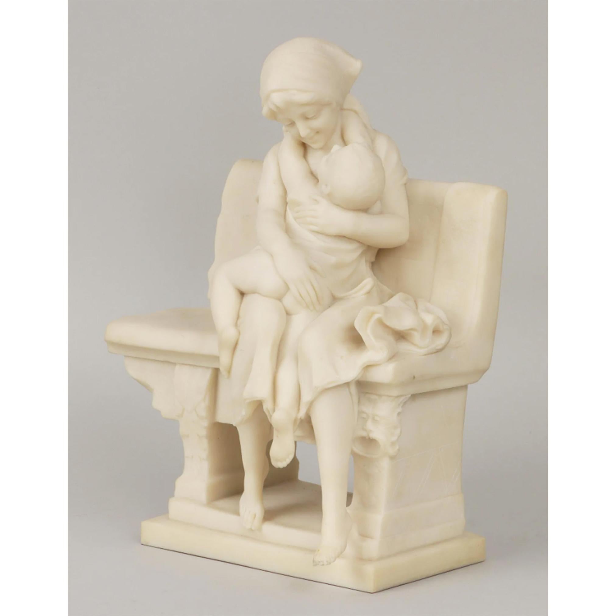 Statue en marbre italien représentant une jeune mère rieuse et son enfant enlacés sur un banc fragmenté avec des détails en bas-relief par Antonio Frilli (italien, 1860-1920). Cet exemple est caractéristique d'autres sculptures de Frilli