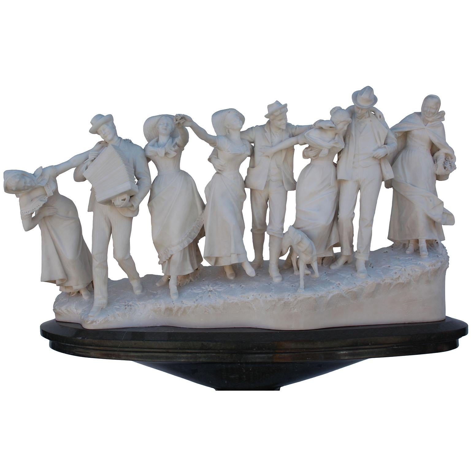 Un raffinato e affascinante gruppo scultoreo italiano in marmo di Carrara di fine Ottocento-inizio Novecento intitolato 