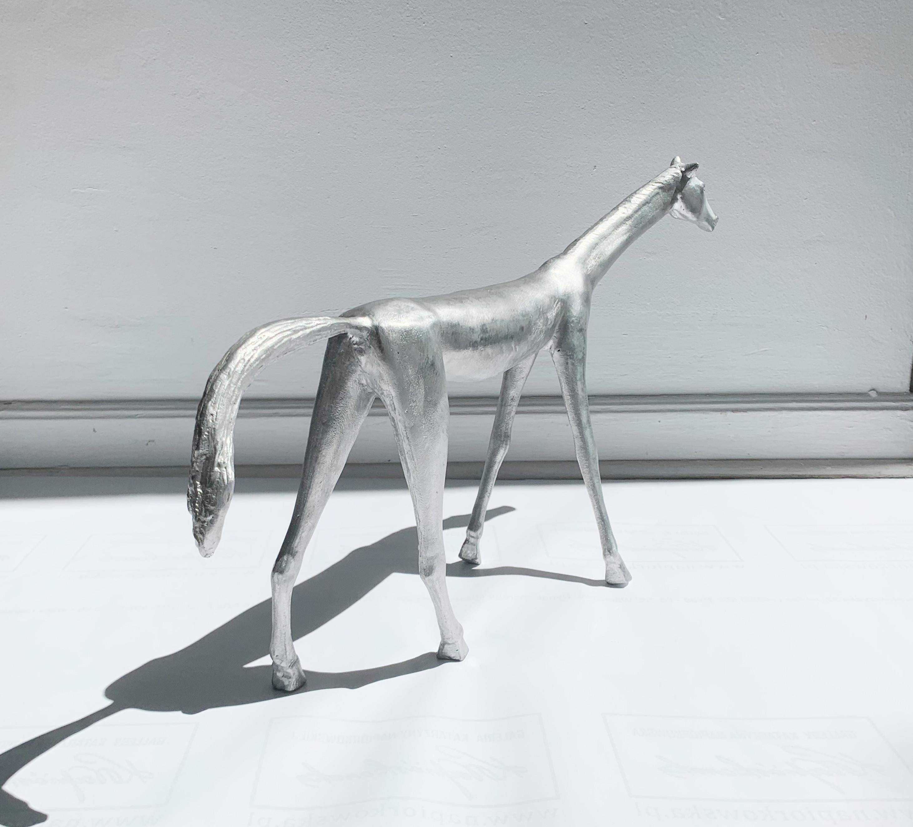 Scultura figurativa contemporanea in alluminio dell'artista italiano Antonio Giancaterino. La scultura raffigura un cavallo in proporzioni artistiche. 

ANTONIO GIANCATERINO
Si è laureato nel 1972 all'Academy Arts di Venezia. An He ha ricevuto il