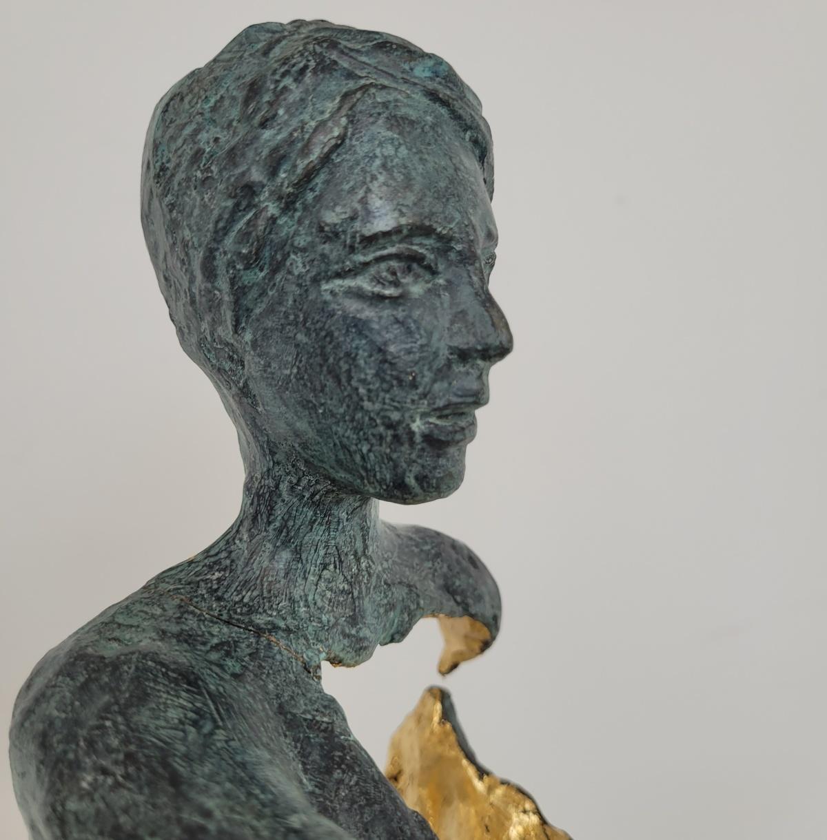 Una chica andante. Escultura contemporánea en bronce, Edición limitada, Artista italiano en venta 5