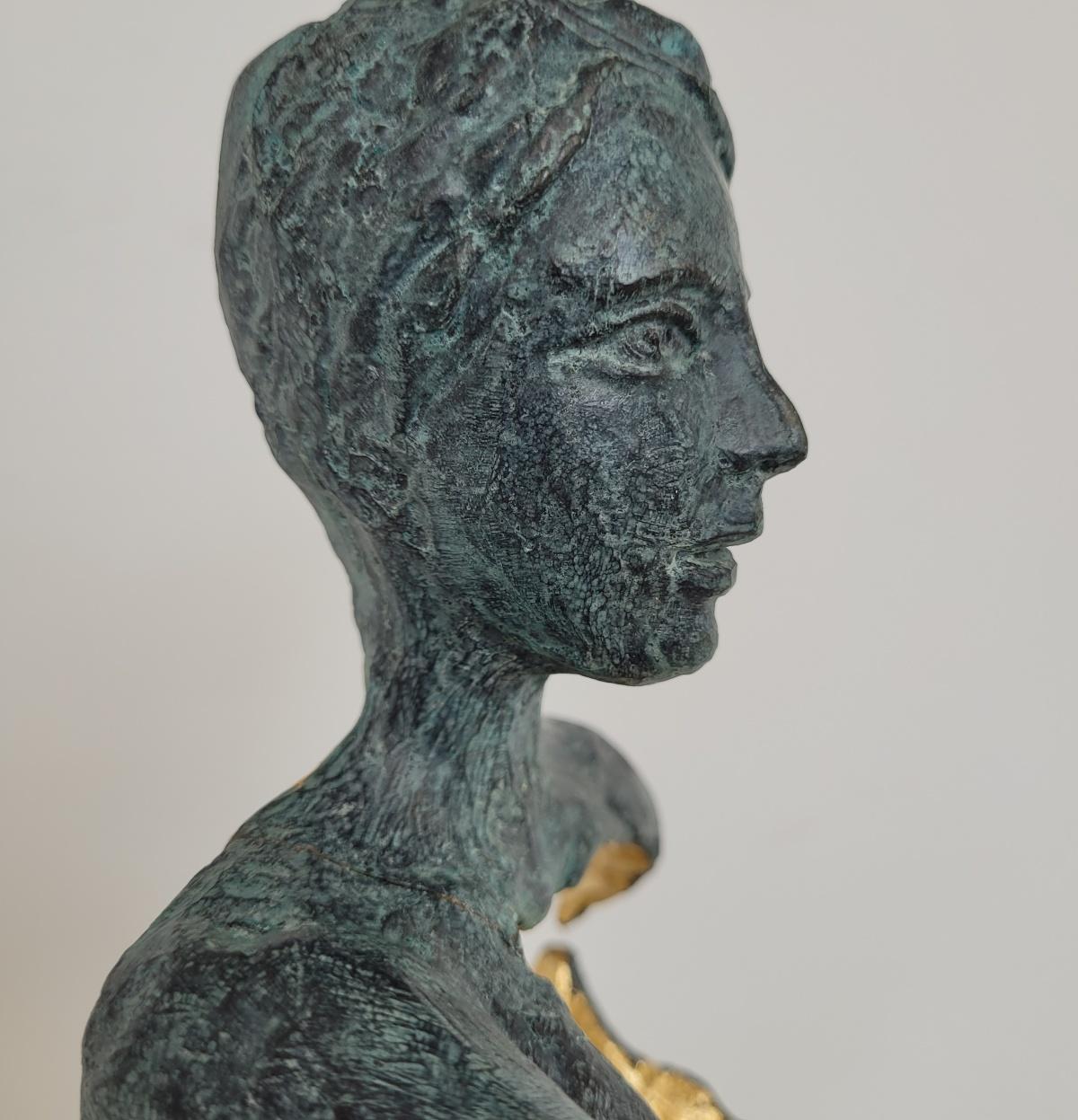 Una chica andante. Escultura contemporánea en bronce, Edición limitada, Artista italiano en venta 6