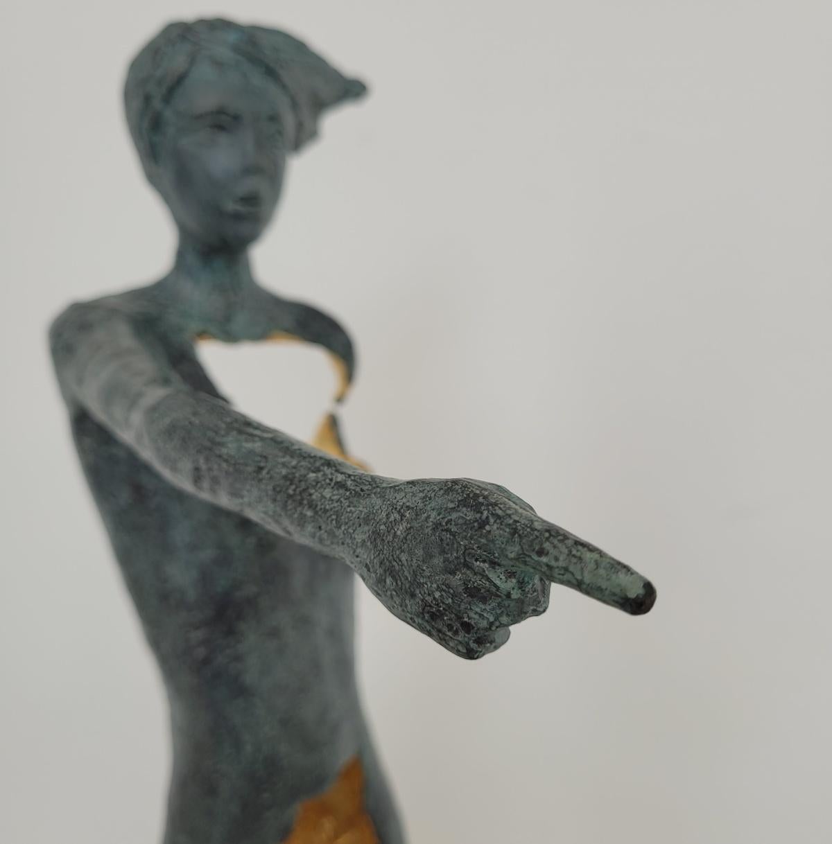 Una chica andante. Escultura contemporánea en bronce, Edición limitada, Artista italiano en venta 7