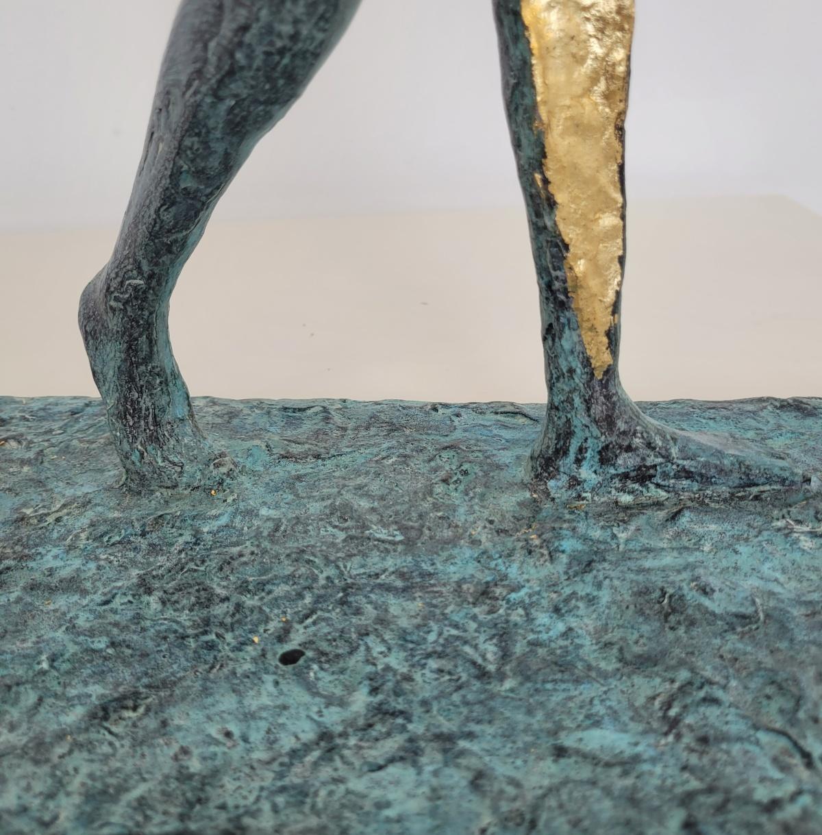 Una chica andante. Escultura contemporánea en bronce, Edición limitada, Artista italiano en venta 9