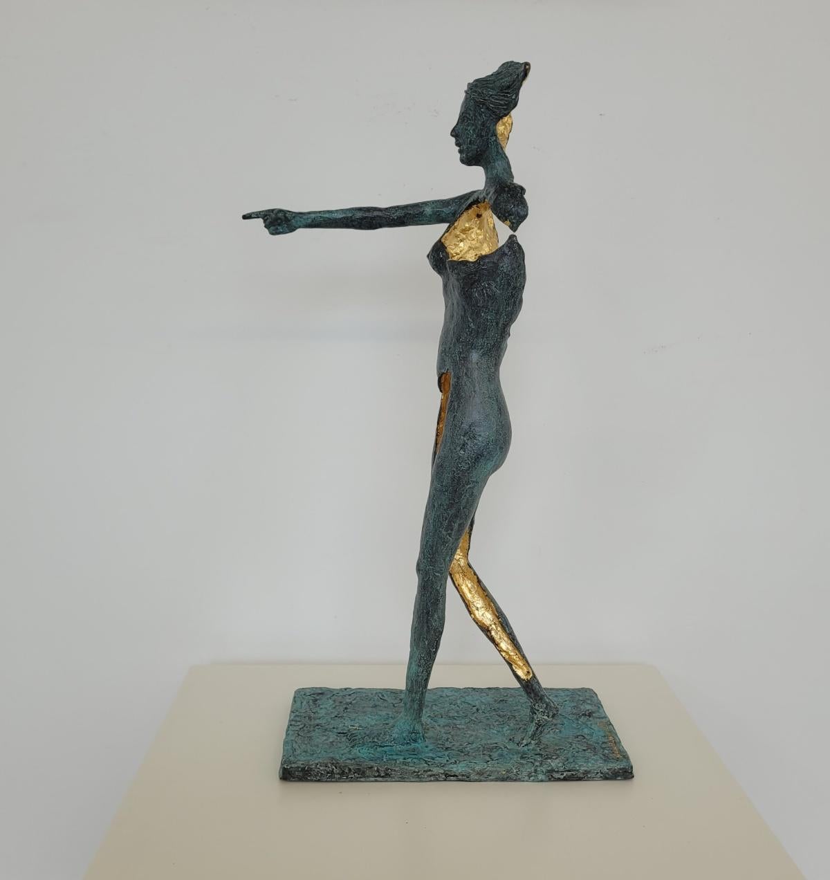Una chica andante. Escultura contemporánea en bronce, Edición limitada, Artista italiano - Sculpture de Antonio Giancaterino