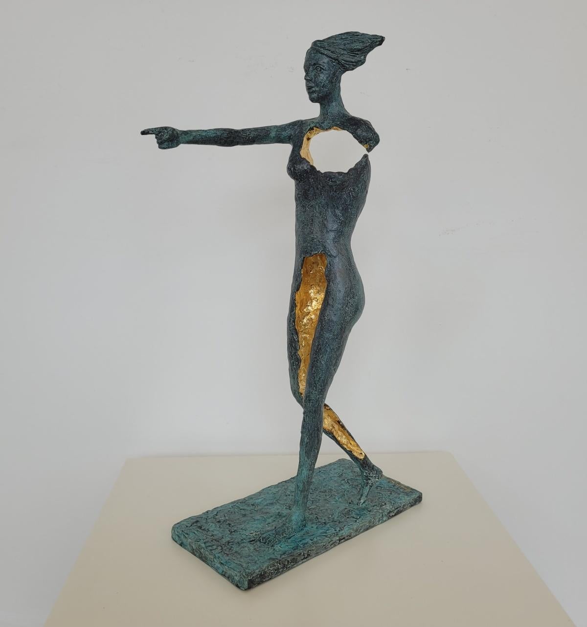 Una chica andante. Escultura contemporánea en bronce, Edición limitada, Artista italiano - Sculpture Otro estilo de arte de Antonio Giancaterino