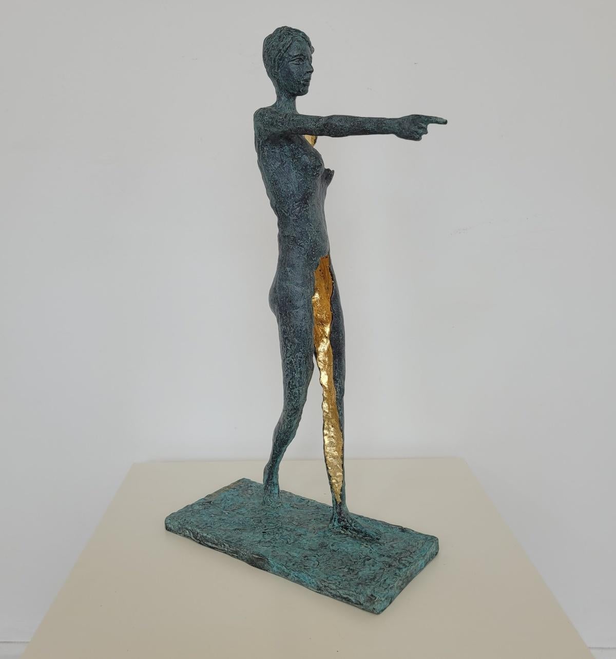 Una chica andante. Escultura contemporánea en bronce, Edición limitada, Artista italiano en venta 1