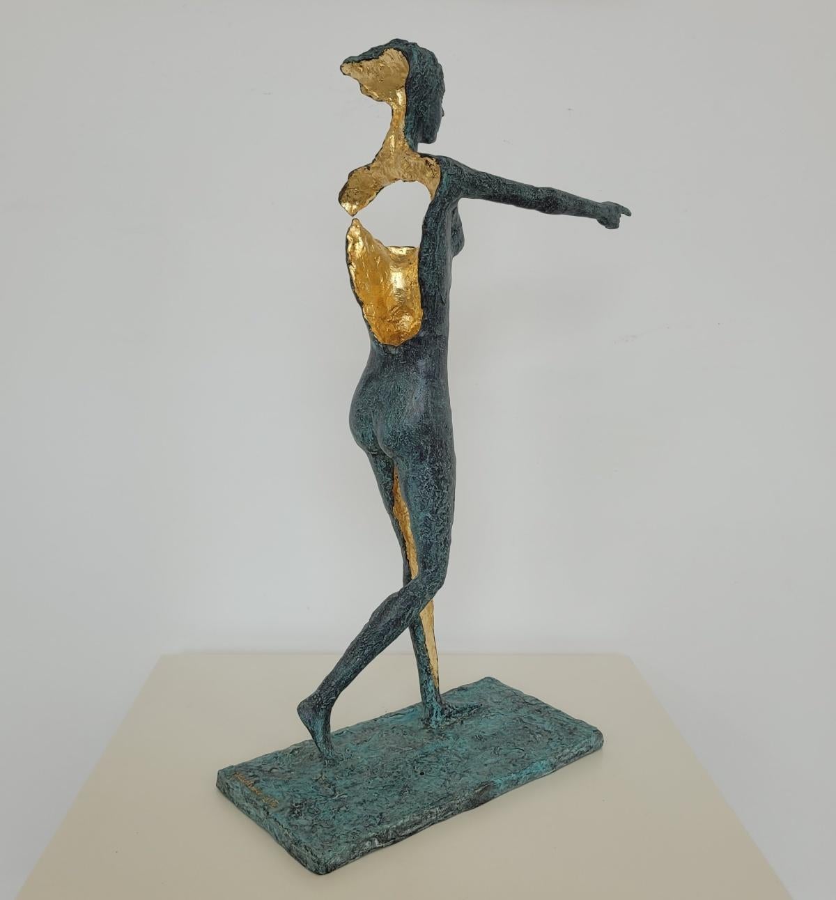 Una chica andante. Escultura contemporánea en bronce, Edición limitada, Artista italiano en venta 2