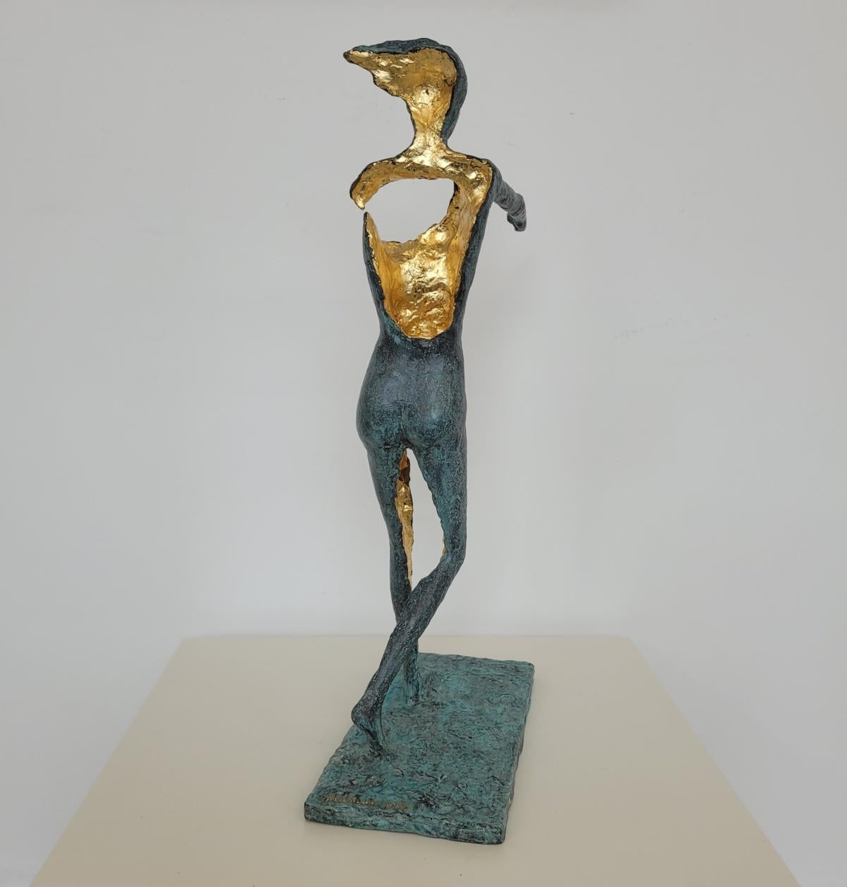 Una chica andante. Escultura contemporánea en bronce, Edición limitada, Artista italiano en venta 3