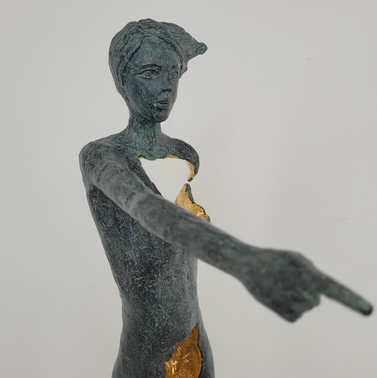 Una chica andante. Escultura contemporánea en bronce, Edición limitada, Artista italiano en venta 4