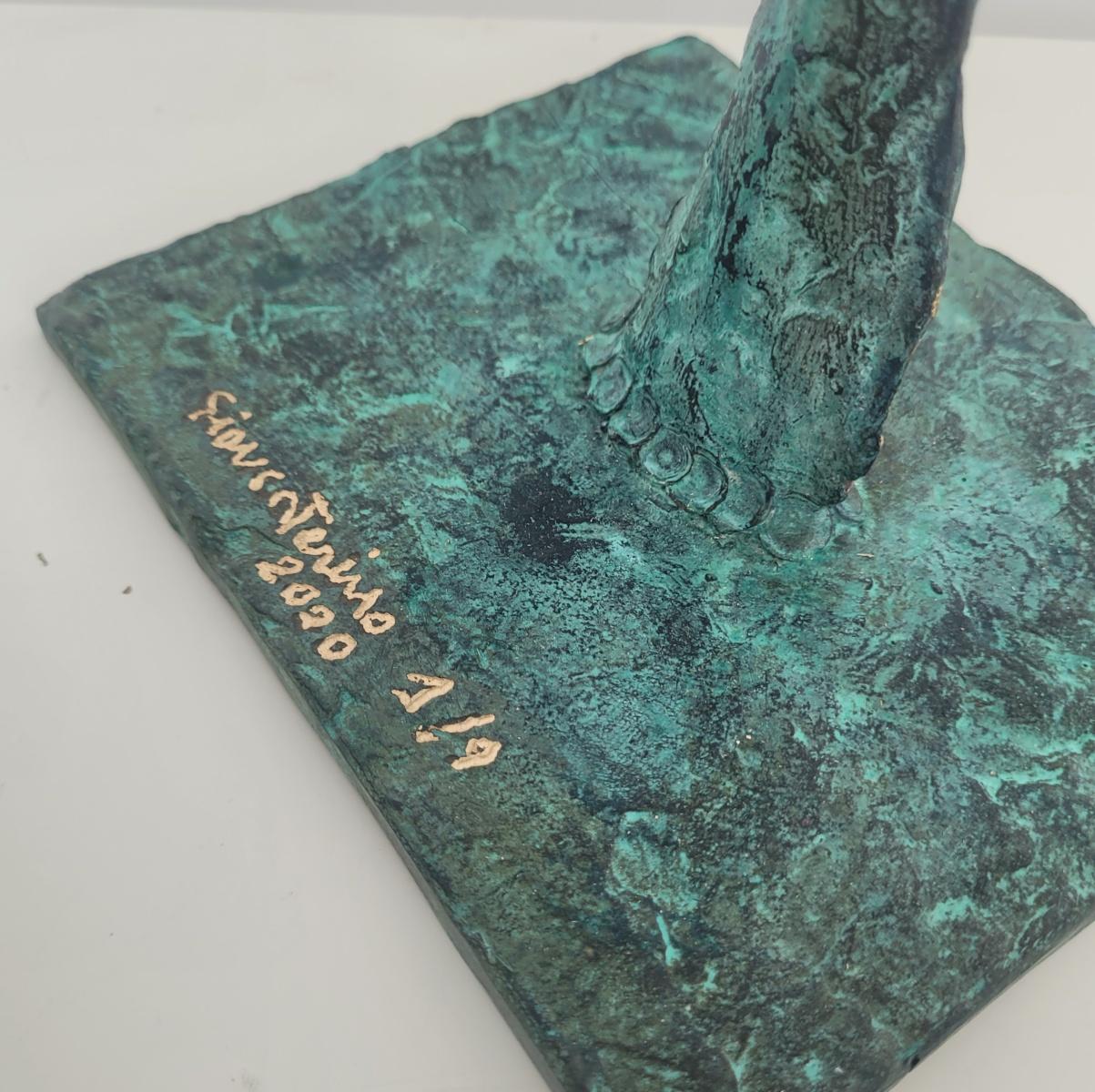 Escultura figurativa contemporánea con elemento abstracto en bronce patinado, obra del artista italiano Antonio Giancaterino. La escultura es un retrato artístico que parece más o menos abstracto según el punto de vista. La obra procede de una
