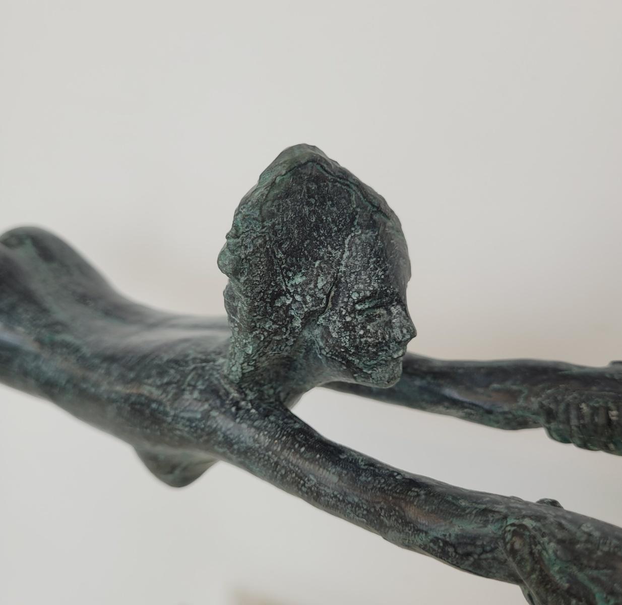 Scultura figurativa contemporanea in bronzo patinato dell'artista italiano Antonio Giancaterino. La scultura mostra una coppia in cui l'uomo tiene la donna per le mani mentre galleggia. L'opera d'arte proviene da un'edizione limitata di 7 copie. È