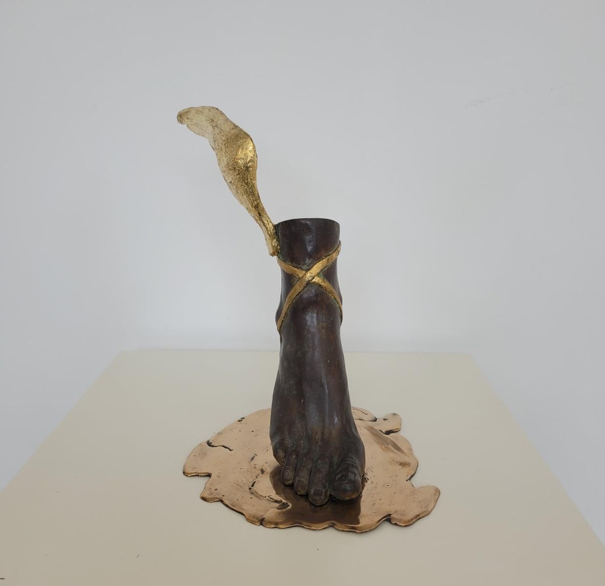 Nike / High Heel. Zeitgenössische Bronzeskulptur, Limitierte Auflage, Italienischer Künstler – Sculpture von Antonio Giancaterino
