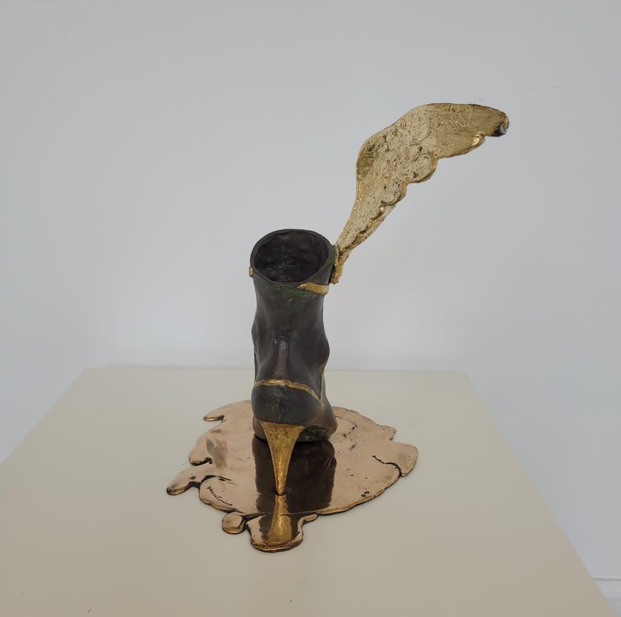Nike / High Heel. Zeitgenössische Bronzeskulptur, Limitierte Auflage, Italienischer Künstler (Gold), Figurative Sculpture, von Antonio Giancaterino