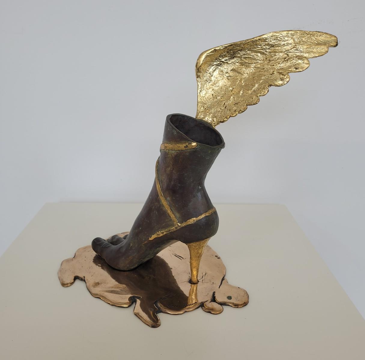 Zeitgenössische figurative Skulptur aus patinierter Bronze des italienischen Künstlers Antonio Giancaterino. Die Skulptur zeigt einen Fuß mit hohem Absatz und einem Flügel, der mit Blattgold überzogen ist.

ANTONIO GIANCATERINO
Er schloss 1972 sein
