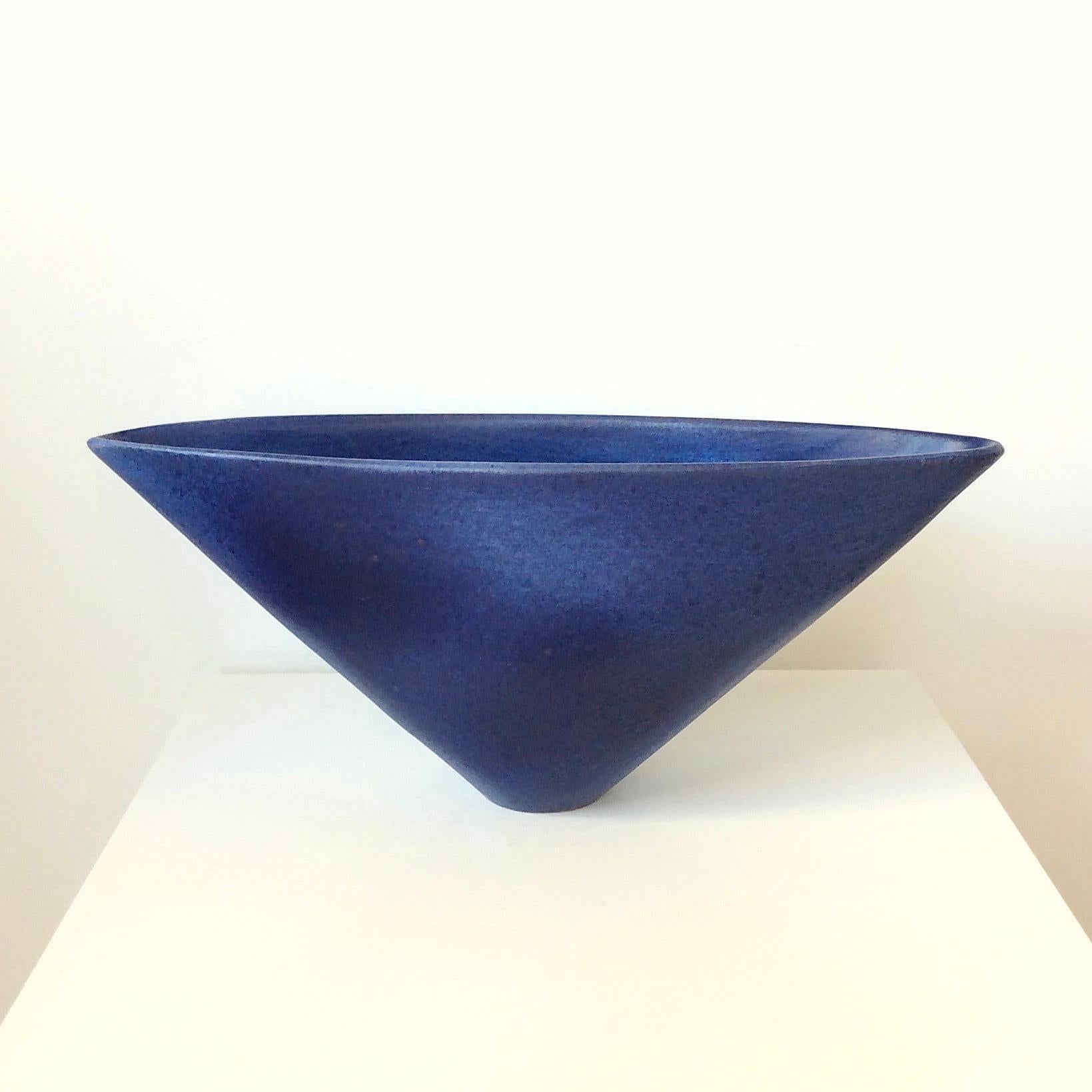 Gran jarrón original de Antonio Lampecco, hacia 1970, Bélgica.
Cerámica con bellos tonos azules.
Modelo poco común en buen estado.
Monograma debajo.
Dimensiones: 46 cm de ancho, 13 cm de profundidad y 20 cm de altura.
Todas las compras están