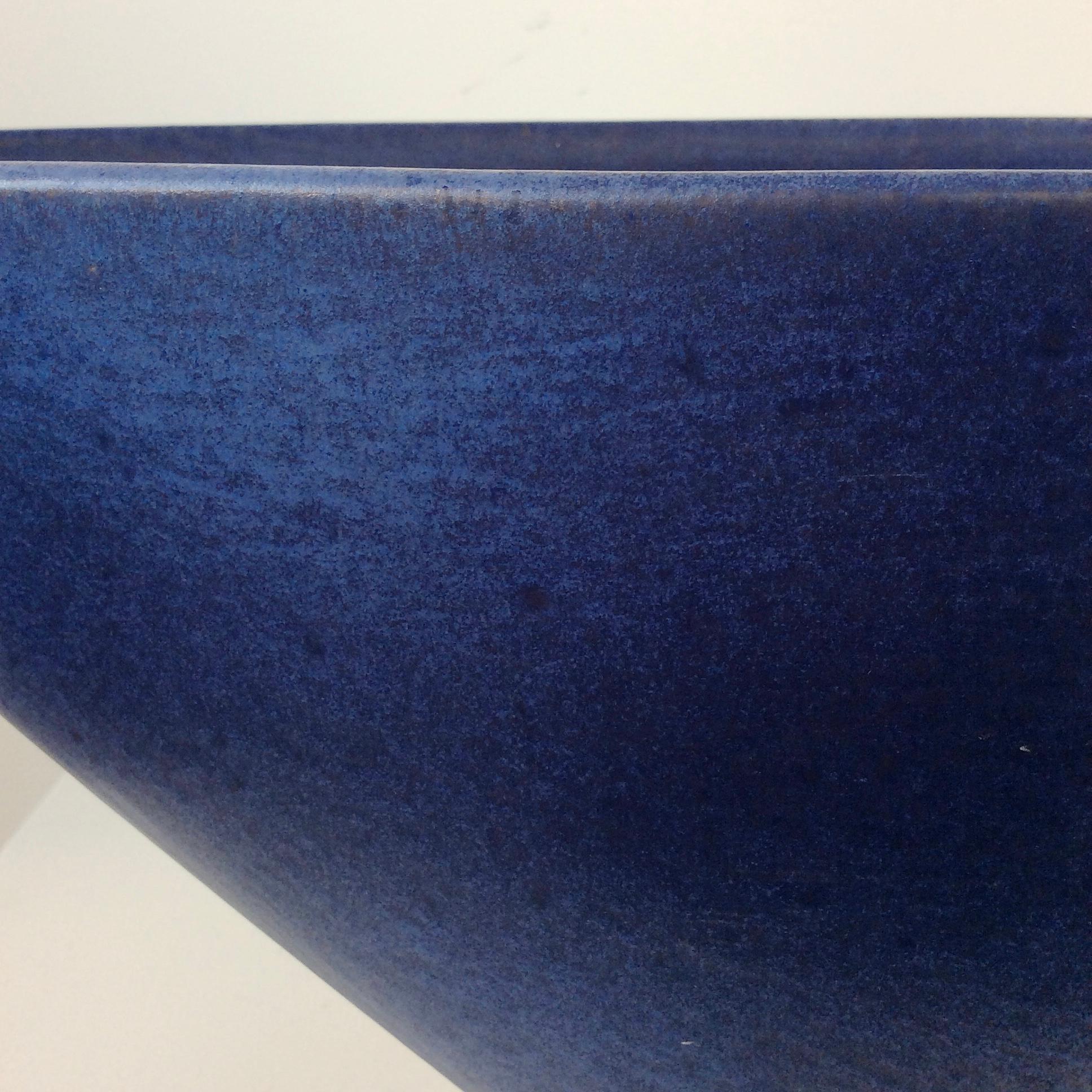 Gran jarrón de cerámica azul firmado por Antonio Lampecco, hacia 1970, Bélgica en venta 1